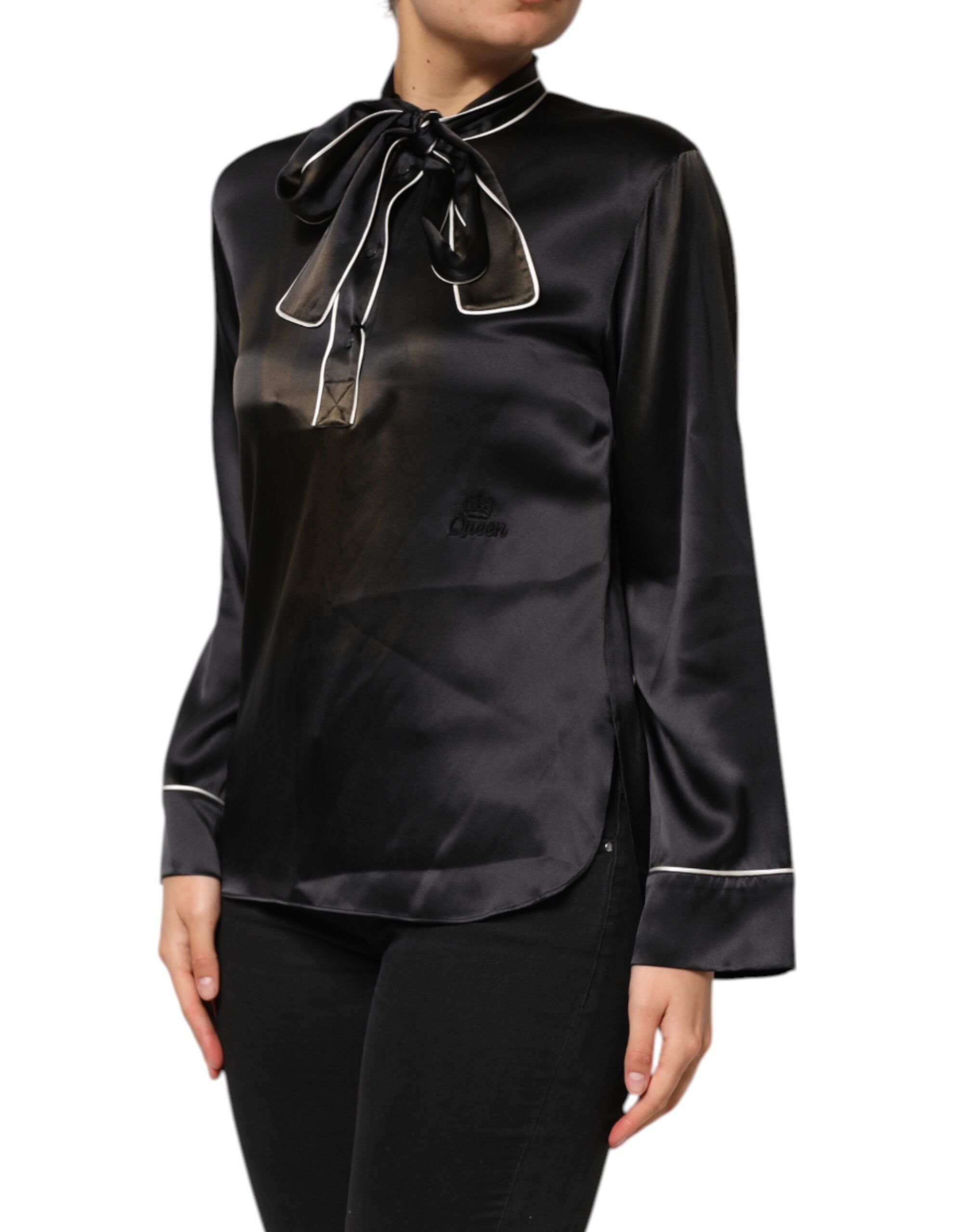 Chemise noire en soie Dolce & Gabbana avec col ascot et boutons, vue de face.