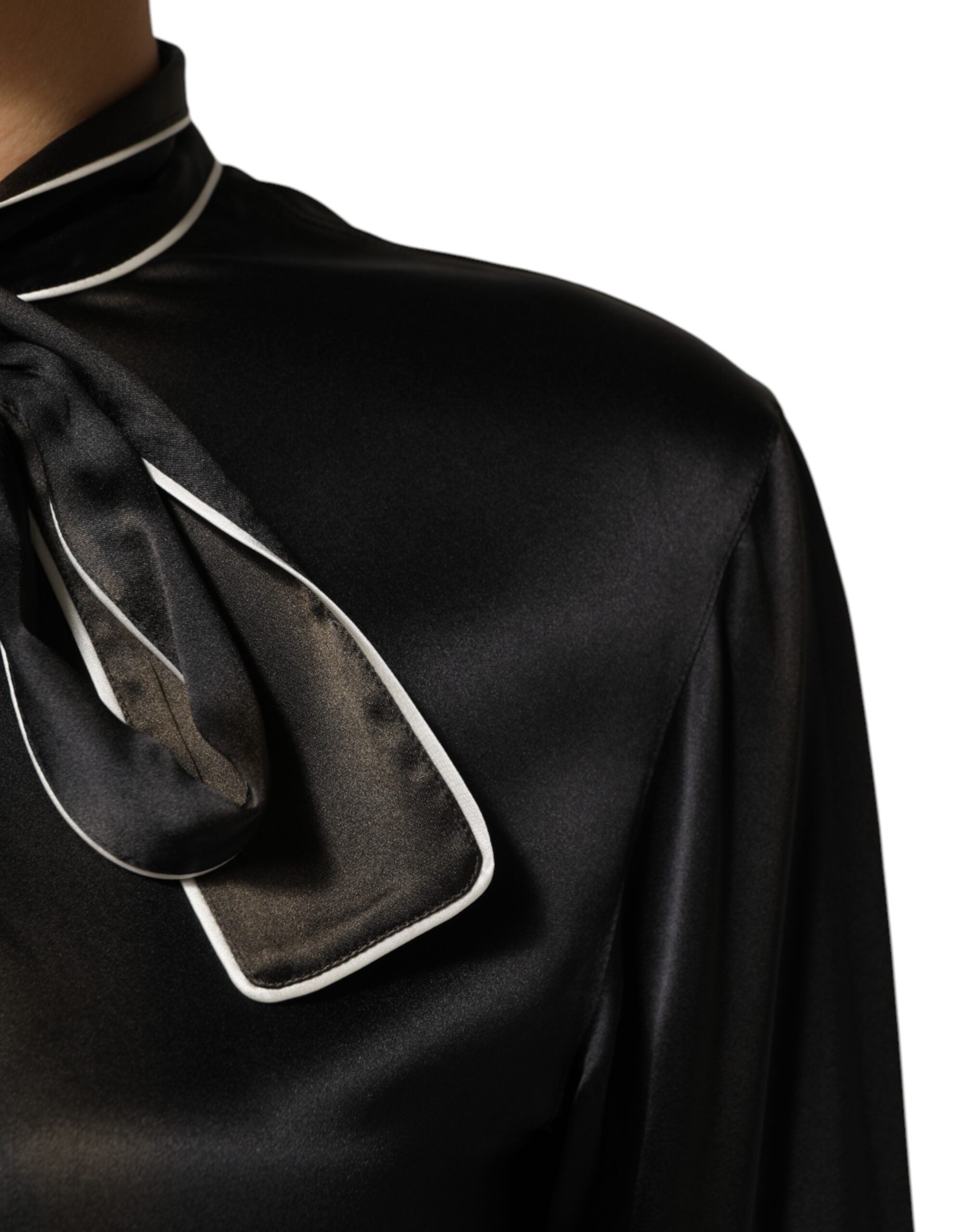 Chemisier Dolce & Gabbana en soie noire avec col ascot et boutons, blouse élégante et sophistiquée.