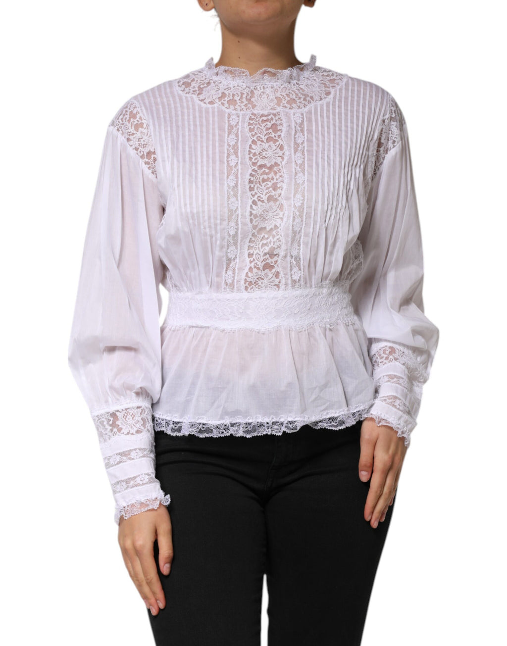 Haut blanc en coton avec manches longues, dentelle florale Dolce & Gabbana, détails élégants et tissu léger.