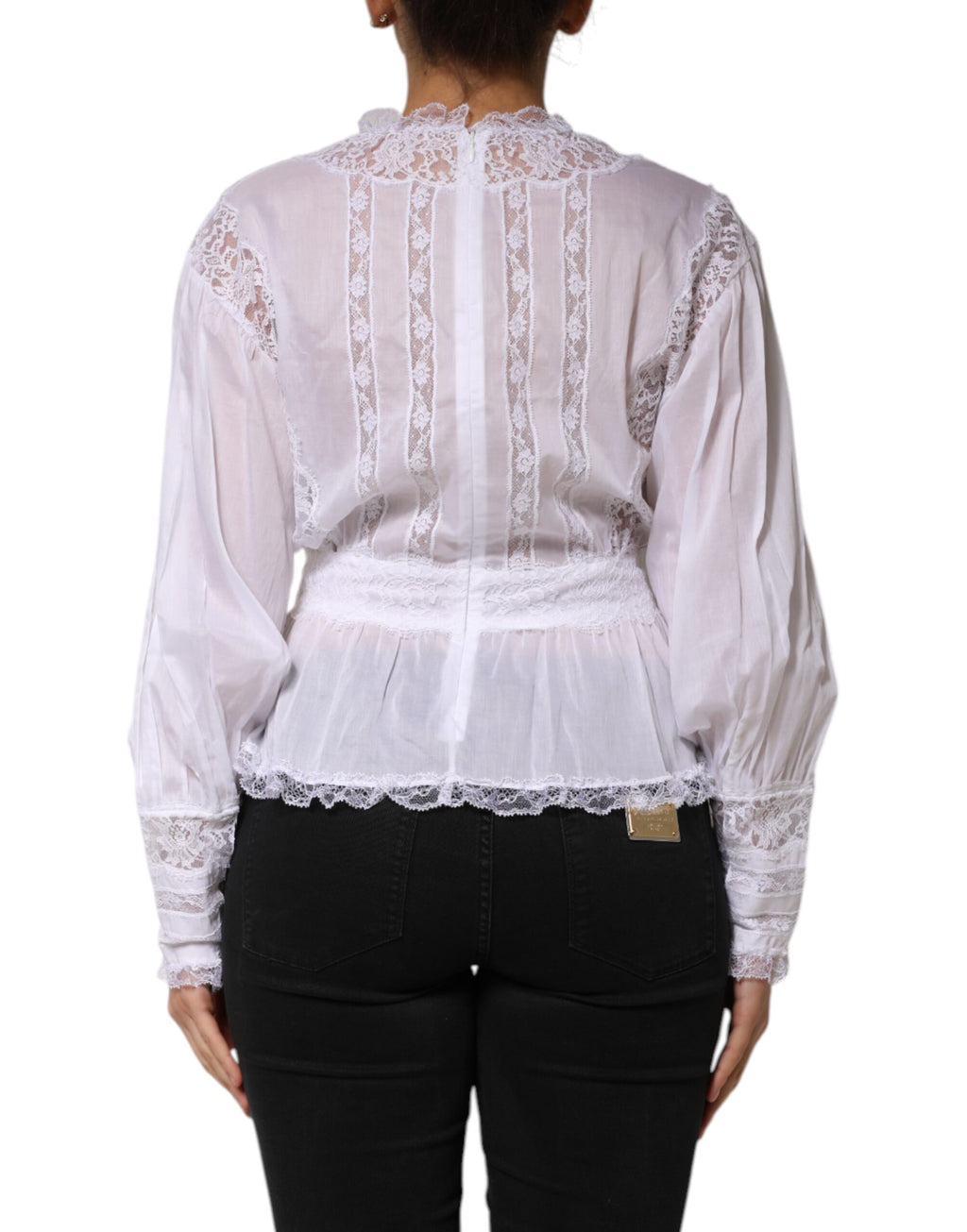Haut blanc en coton avec dentelle florale à manches longues de Dolce & Gabbana, détails élégants et féminin.