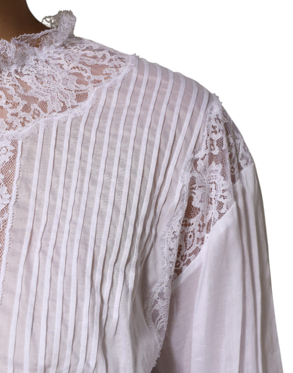 Haut blanc en coton avec dentelle florale à manches longues de Dolce & Gabbana, détails élégants et finitions raffinées.