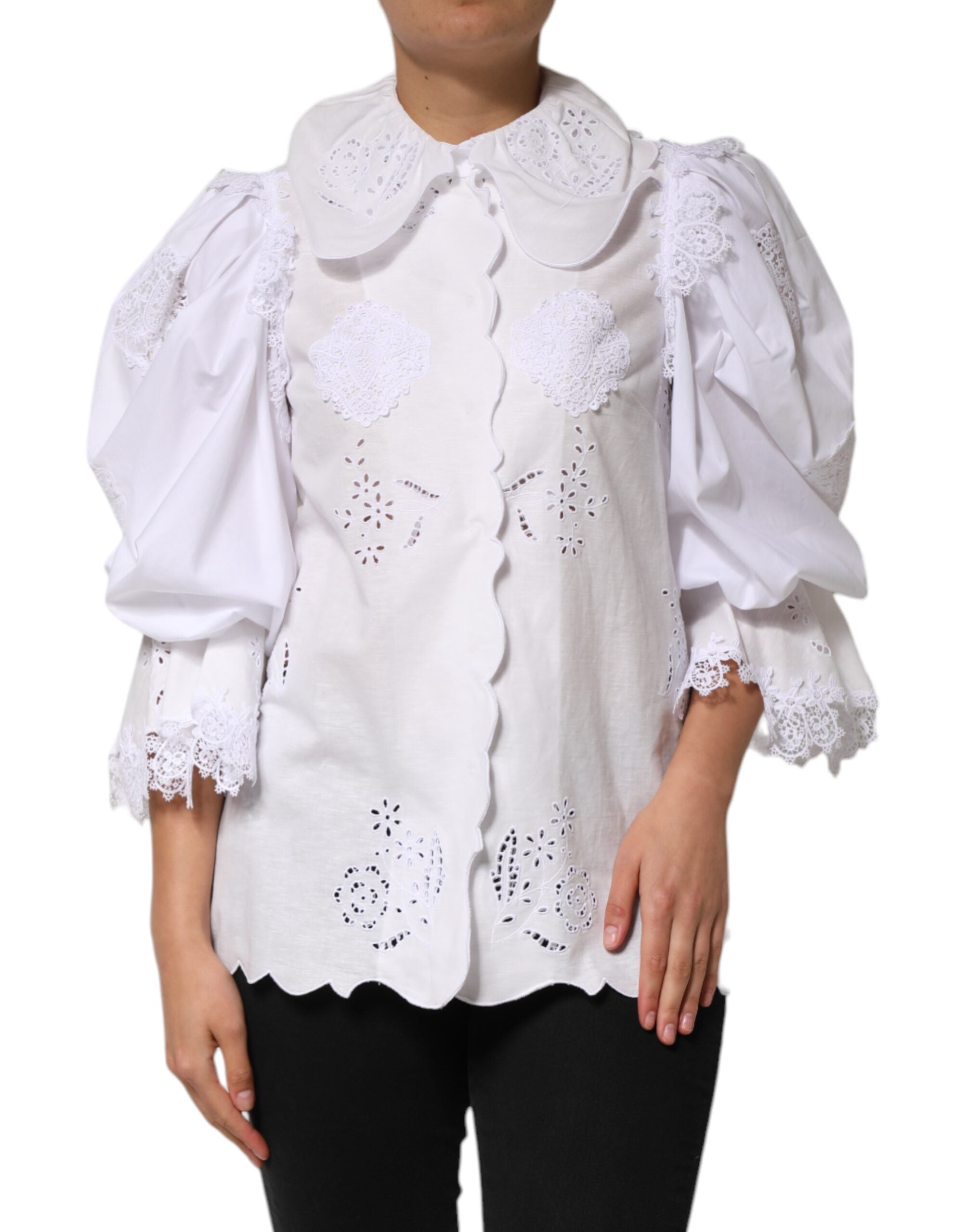 Chemisier blanc Dolce & Gabbana à volants en dentelle ornée de broderies élégantes, manches longues et détails raffinés.