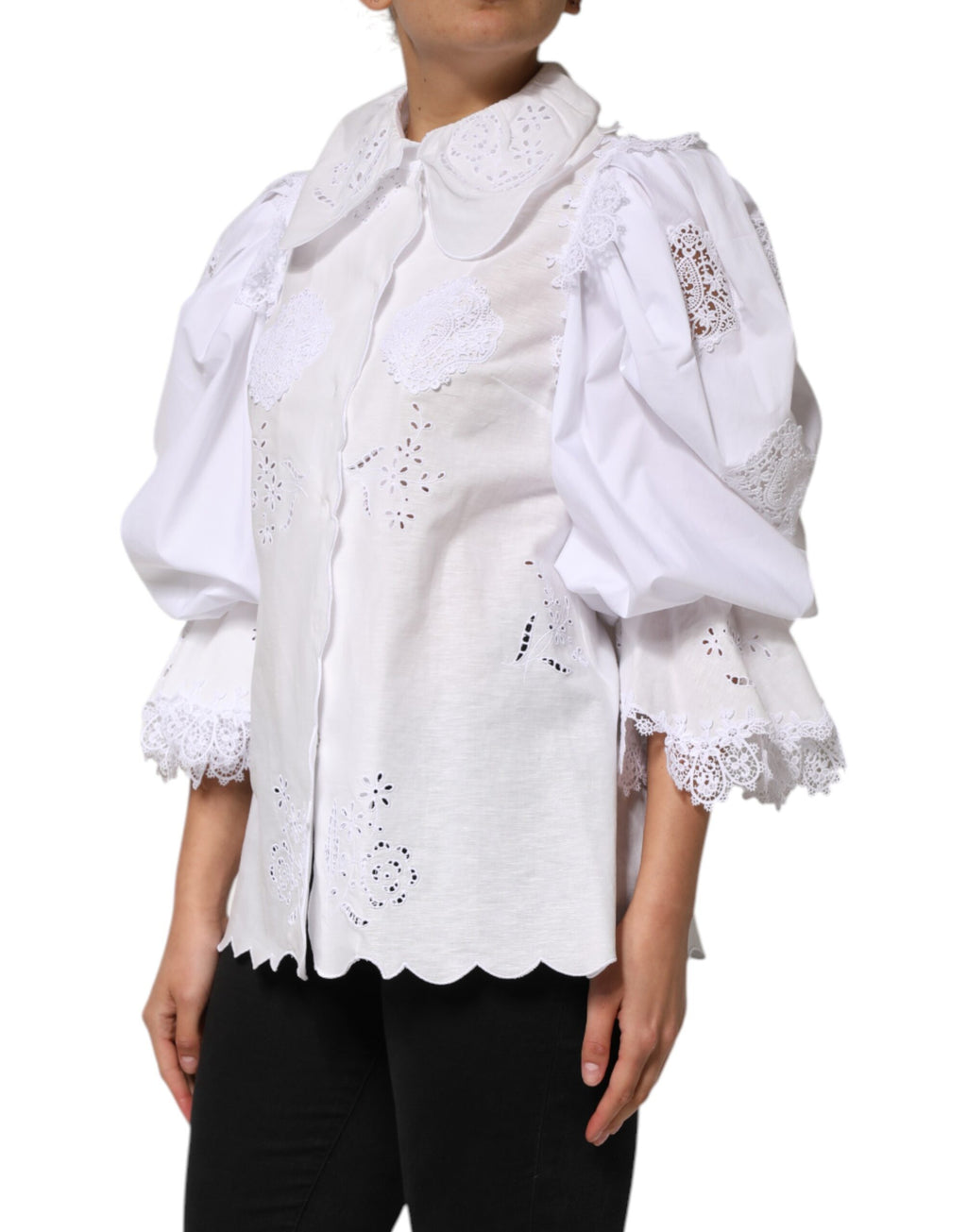 Chemisier blanc Dolce & Gabbana à volants en dentelle ornée de détails brodés et embellissements élégants.