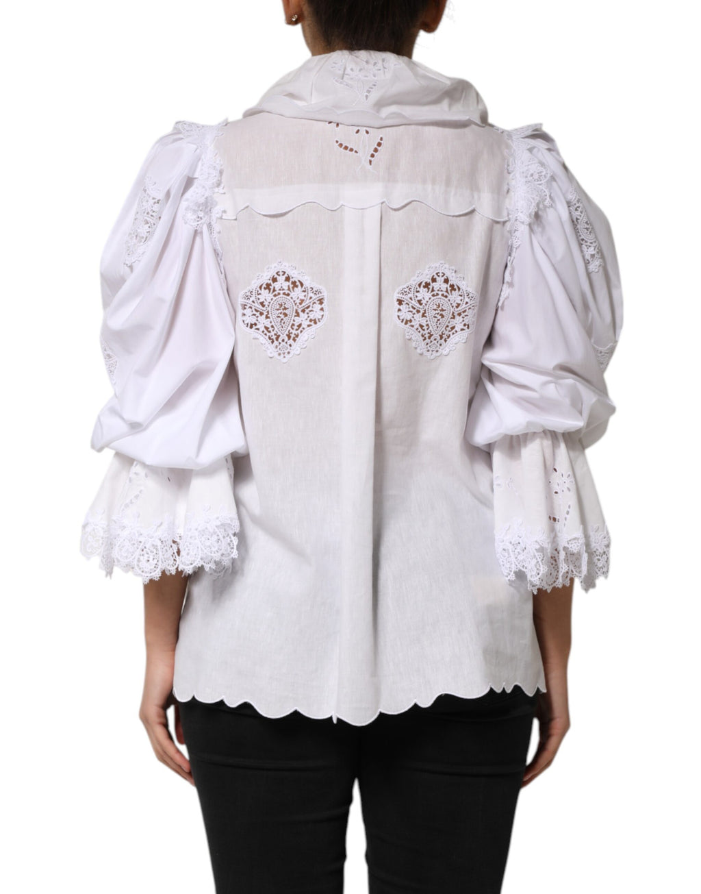 Blouse blanche Dolce & Gabbana à volants en dentelle ornée de détails brodés élégants.
