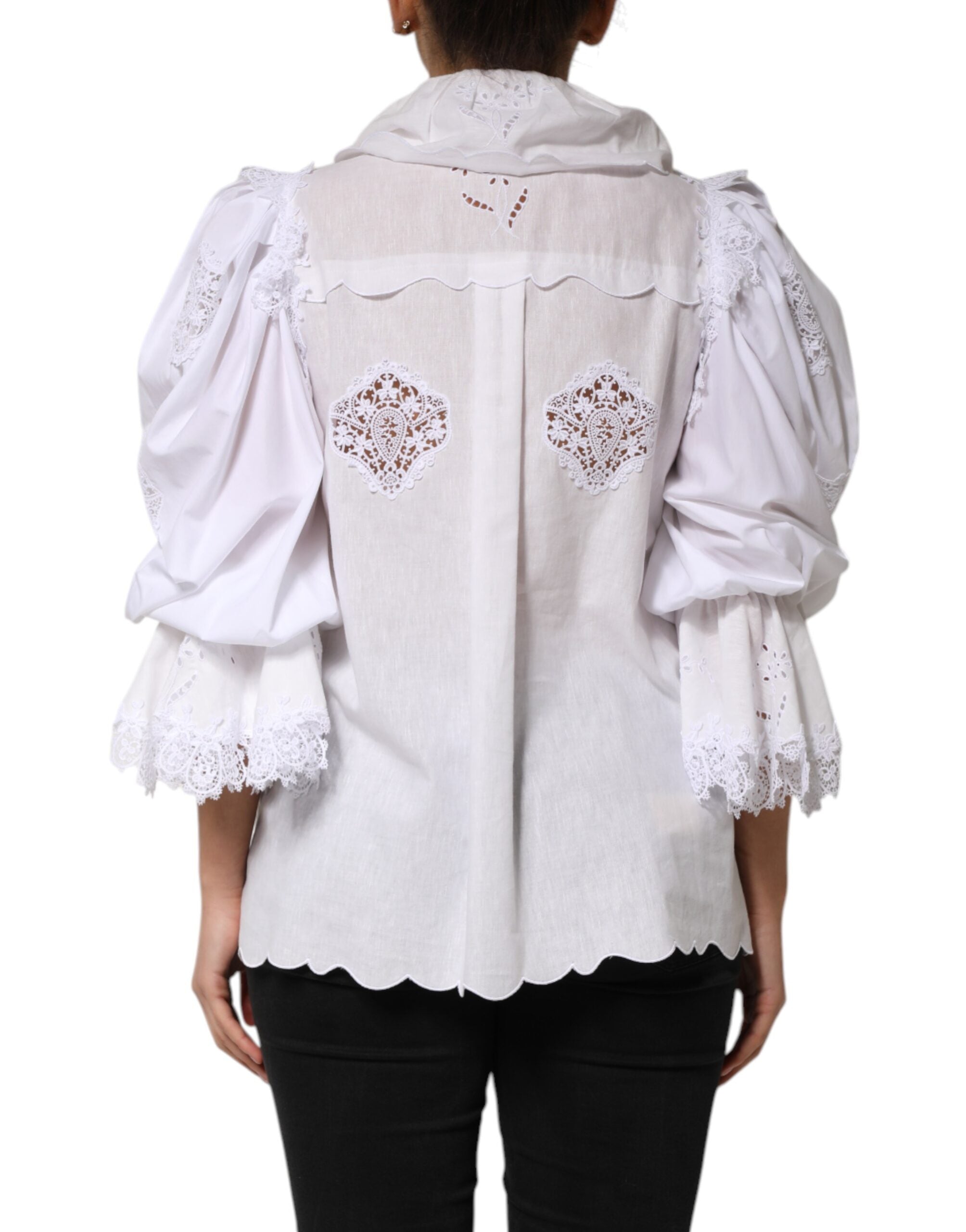 Blouse blanche Dolce & Gabbana à volants en dentelle ornée de détails brodés élégants.