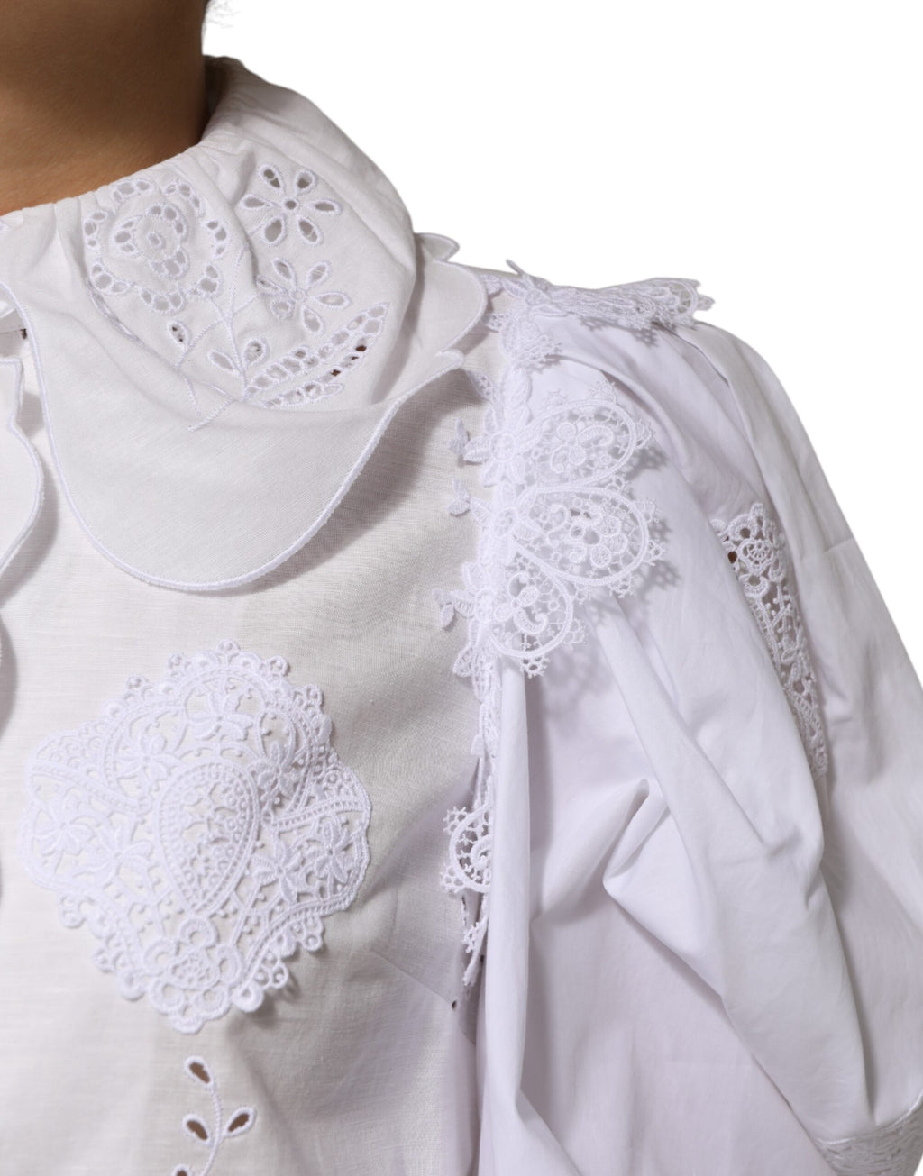 Blouse blanche Dolce & Gabbana en dentelle avec volants et embellissements, vue de face.