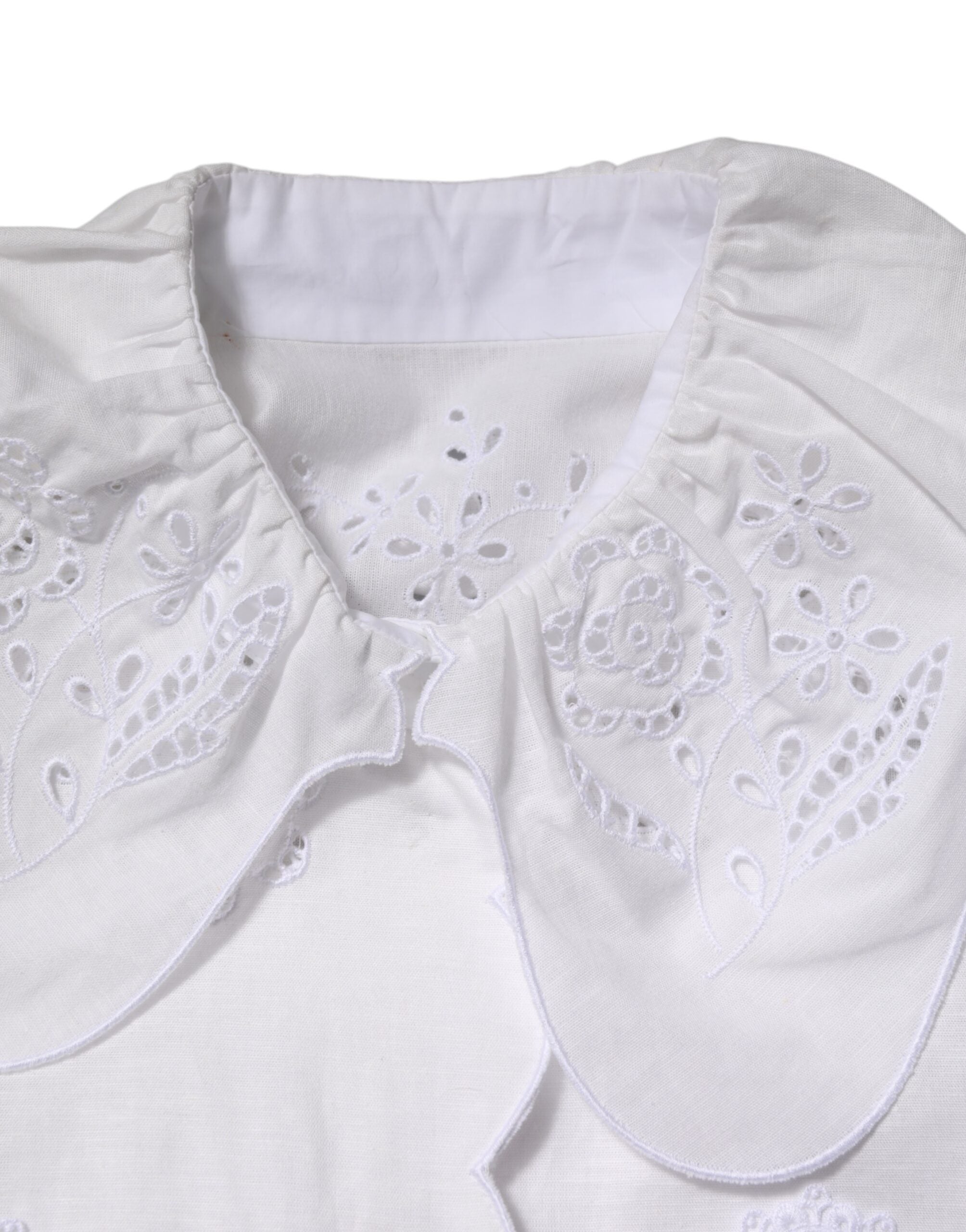 Blouse blanche Dolce & Gabbana en dentelle à volants et ornements élégants, vue de face.