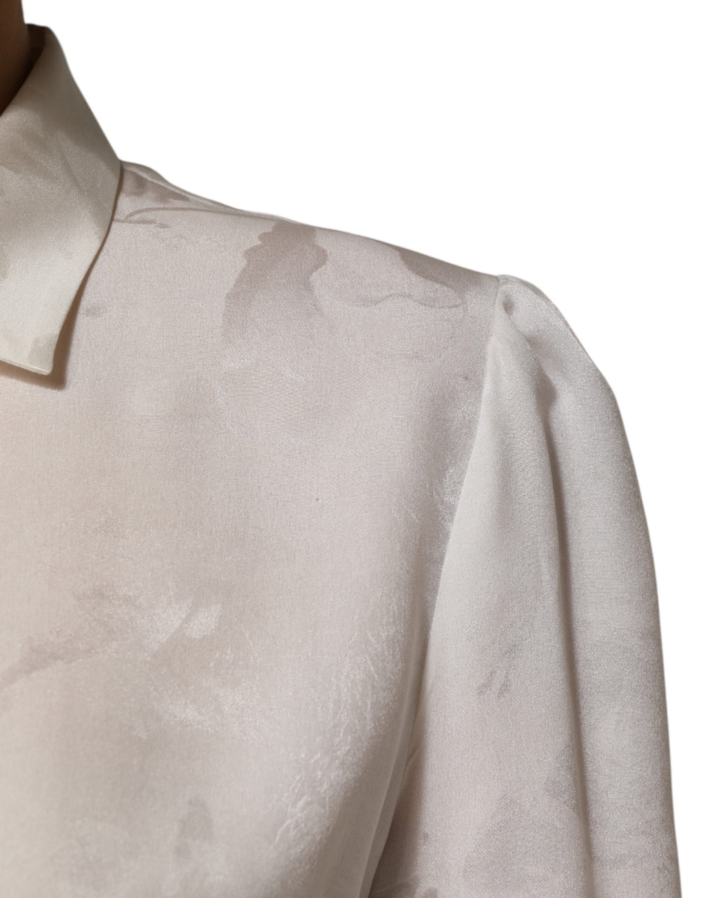 Chemise blanche en soie à manches longues et col Dolce & Gabbana, vue de face, élégante et sophistiquée.