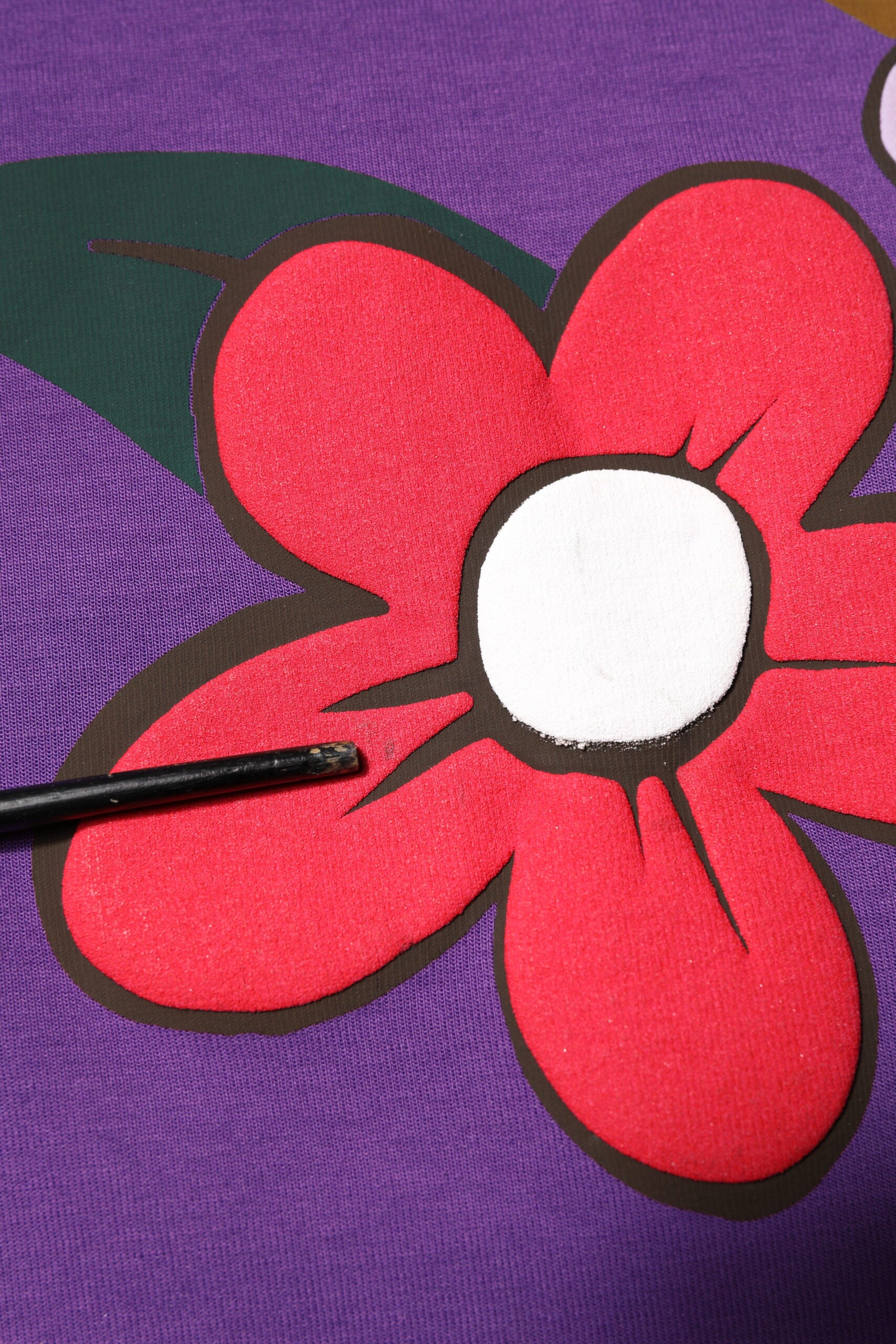 Haut en coton à manches longues avec motif floral violet de Dolce & Gabbana, design élégant et coloré.