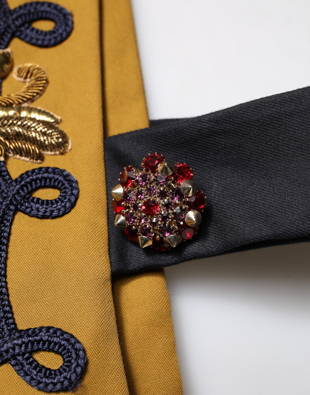 Veste sans manches Dolce & Gabbana jaune avec cristaux, style croix, sur mannequin, vue de face.