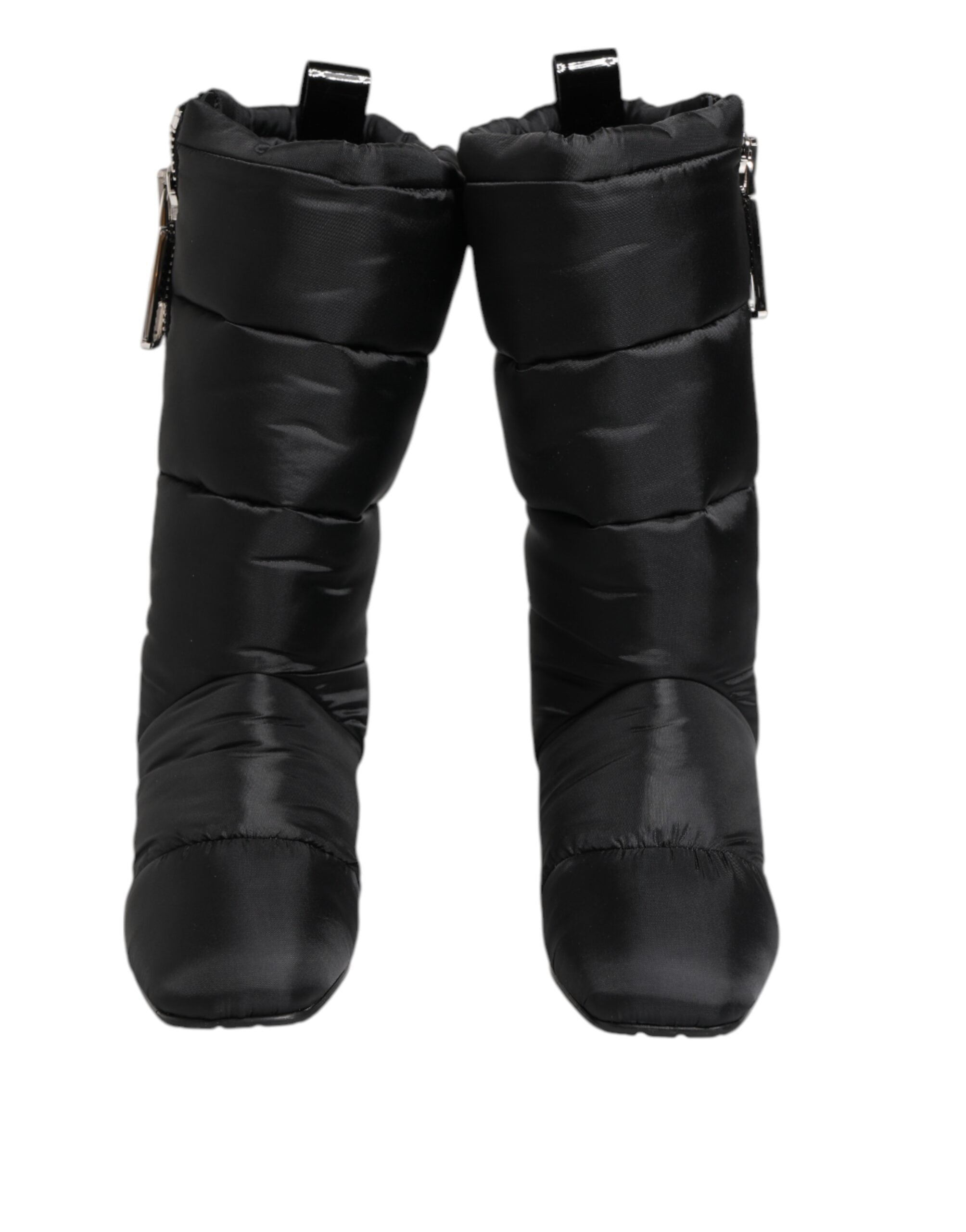 Bottes noires Dolce & Gabbana à talons, rembourrées, mi-mollet, avec logo visible, style élégant et moderne.