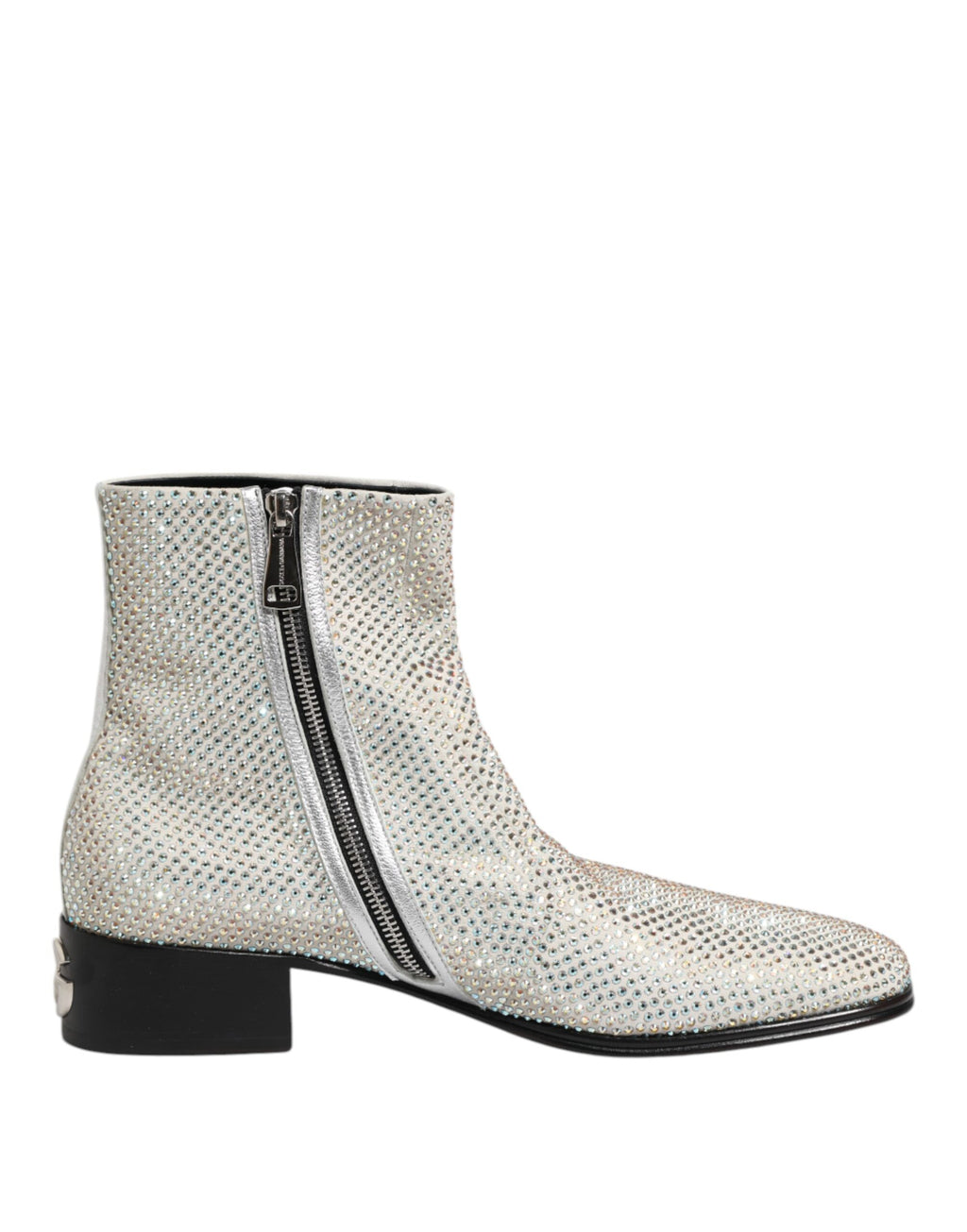 Chaussures à talons Dolce & Gabbana blanches avec logo DG en strass, bottines élégantes à la cheville, vue en gros plan