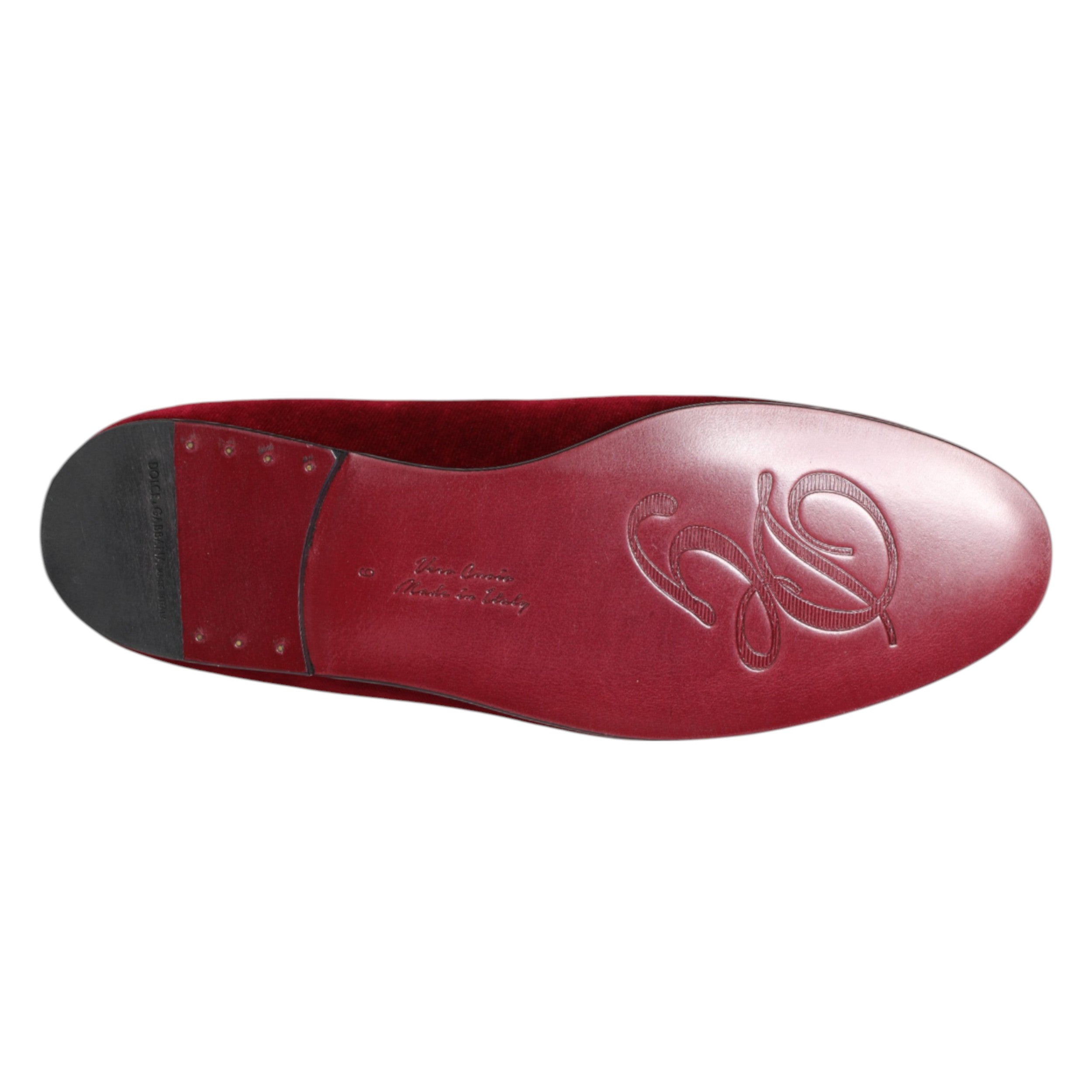 Chaussures loafers pour homme Dolce & Gabbana en velours rouge avec couronne en or, détails élégants et finition sophistiquée.