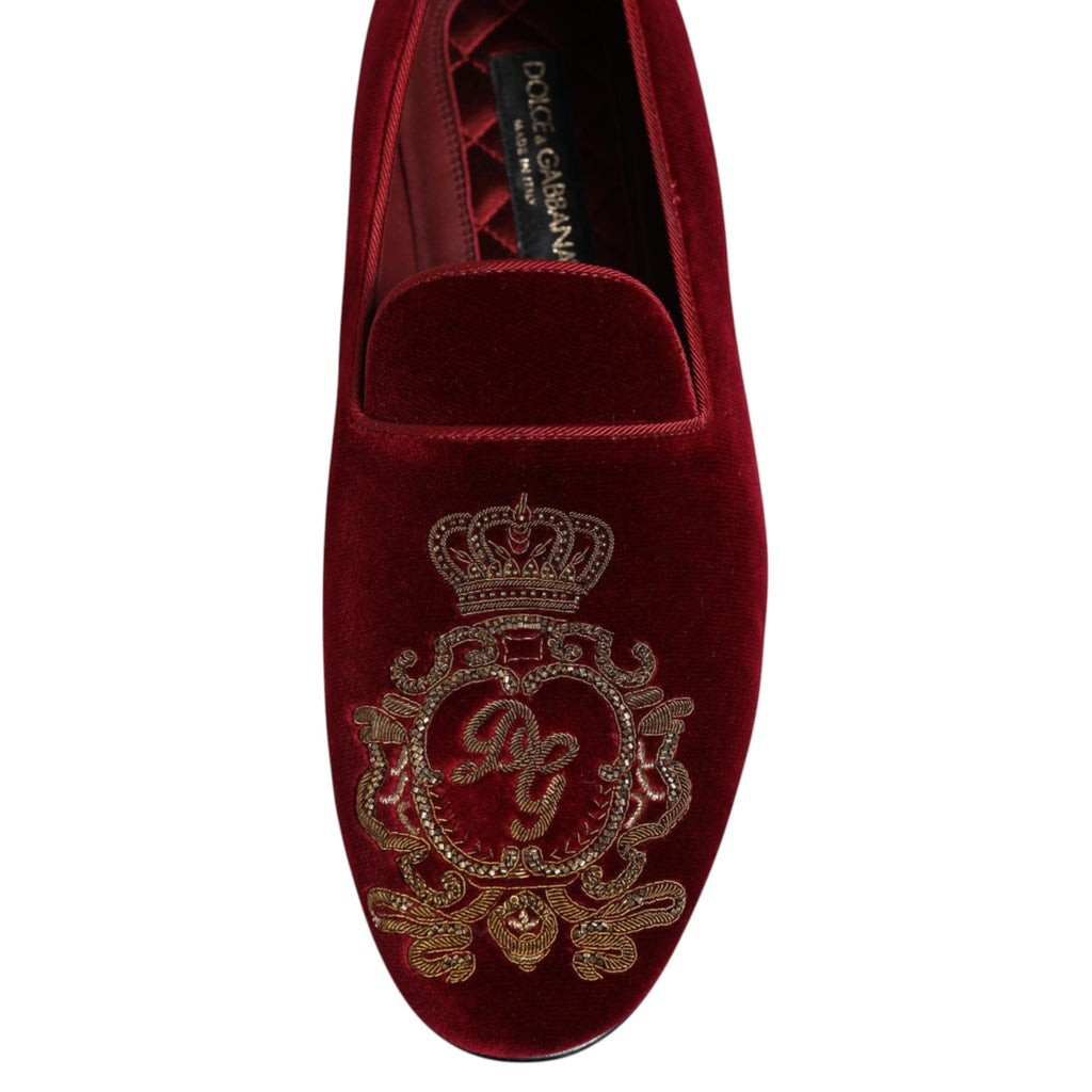 Chaussures loafers pour homme Dolce & Gabbana en velours rouge avec couronne en or, vue de face.