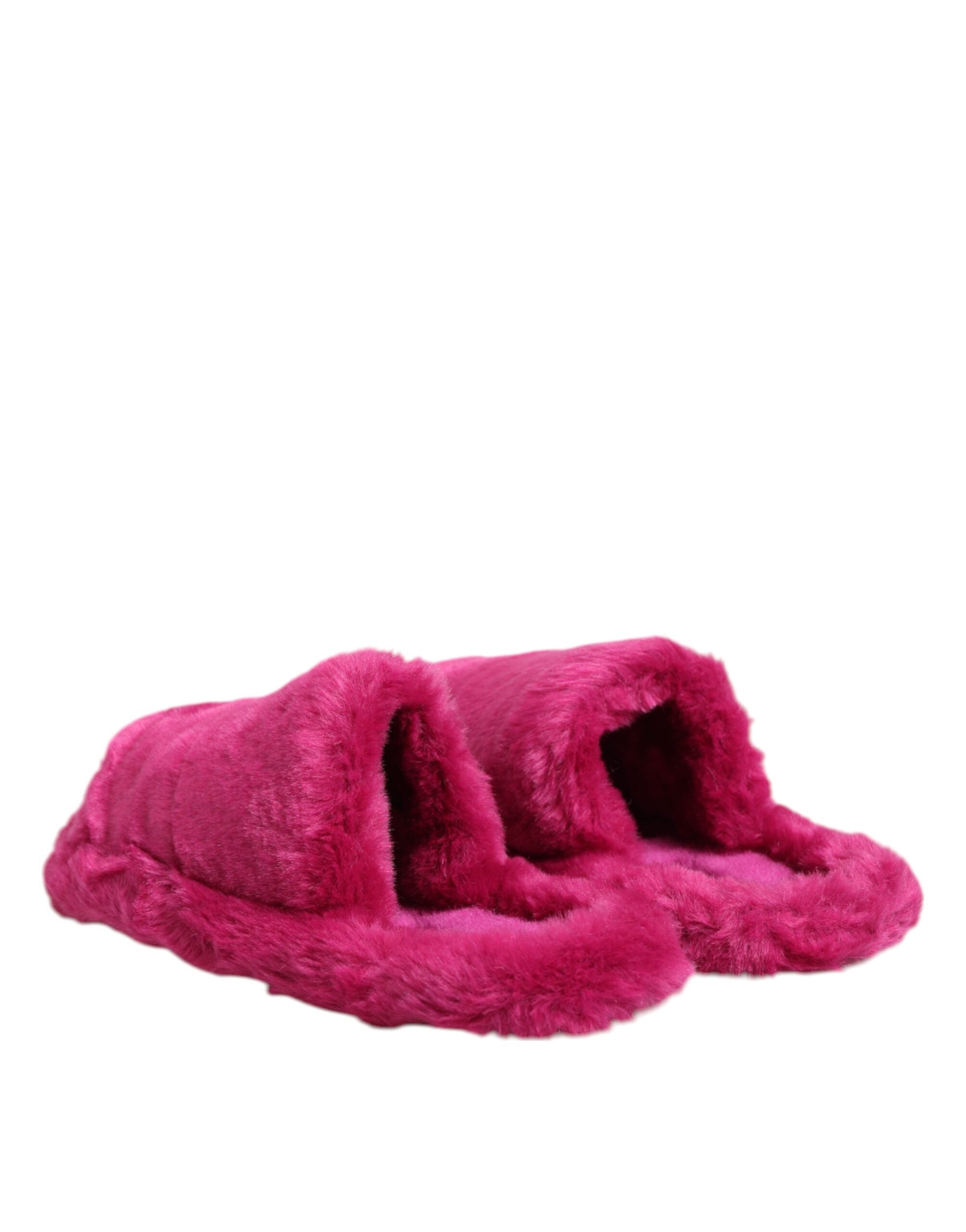 Sandales pour hommes Dolce & Gabbana en acrylique rose avec fausse fourrure, chaussures plates élégantes et modernes.