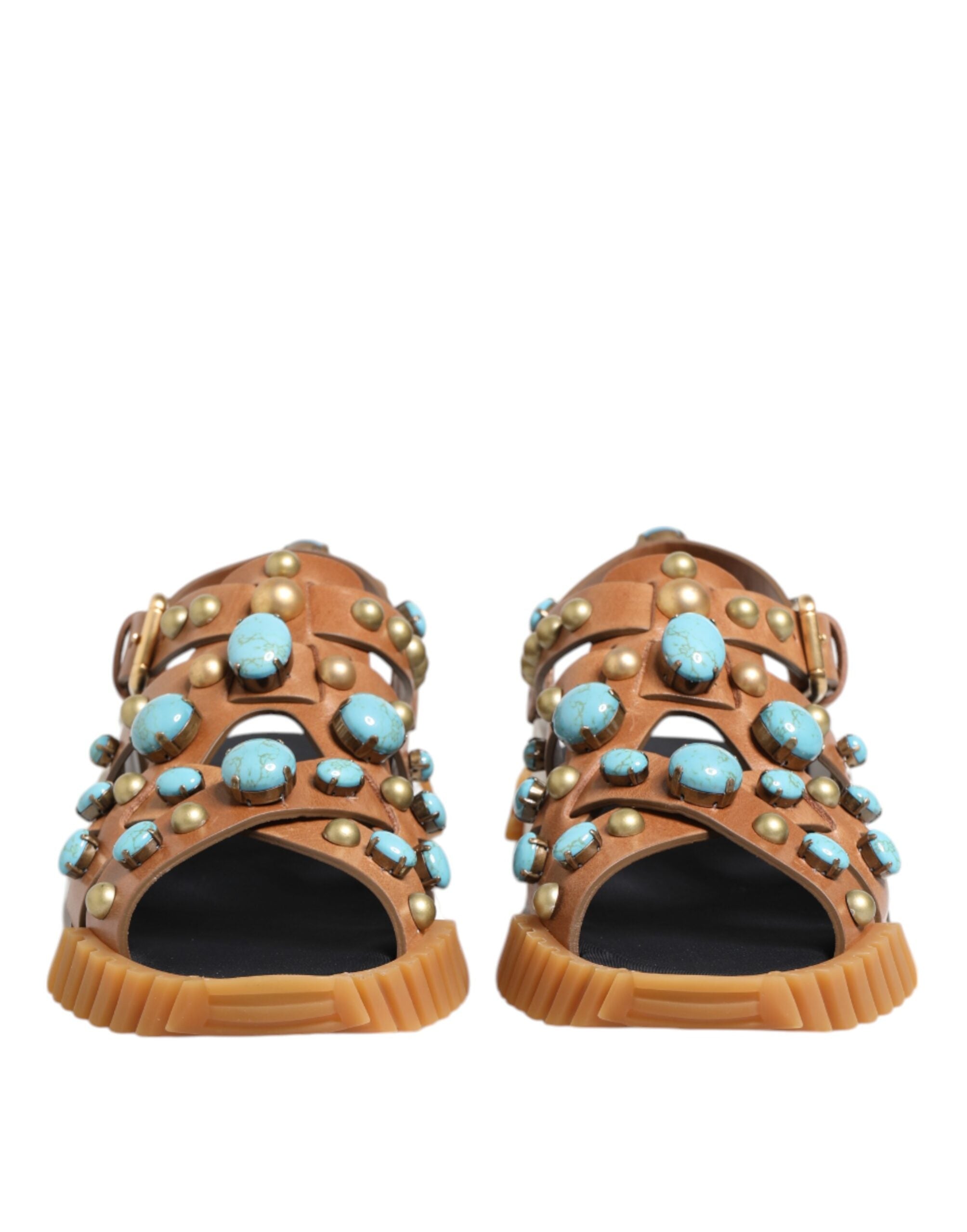 Sandales Dolce & Gabbana en cuir marron avec clous, semelle plate et design élégant pour femme.