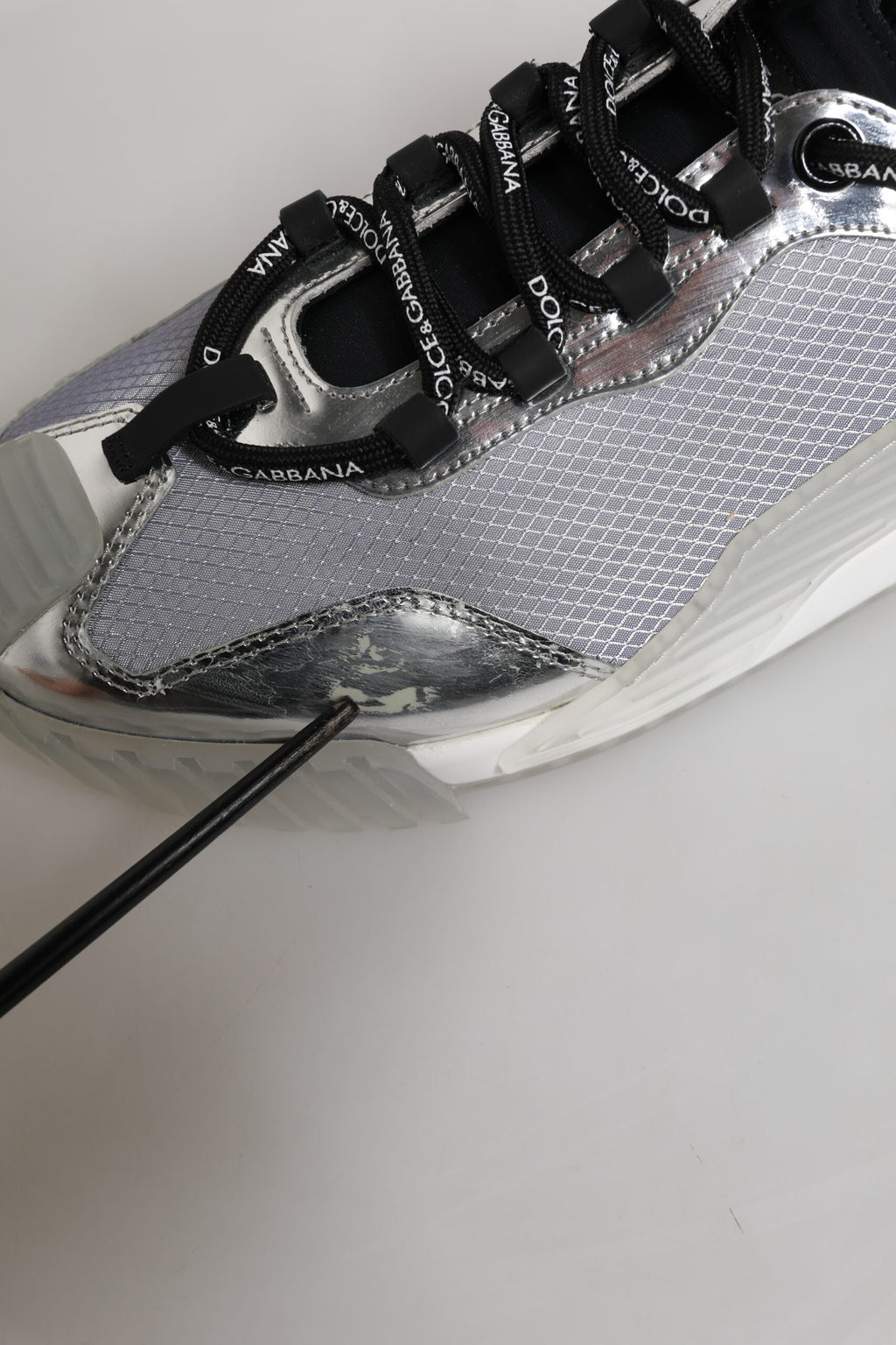 Chaussures sneakers basses en nylon noir et argent Dolce & Gabbana pour homme, modèle NS1, vue de face.