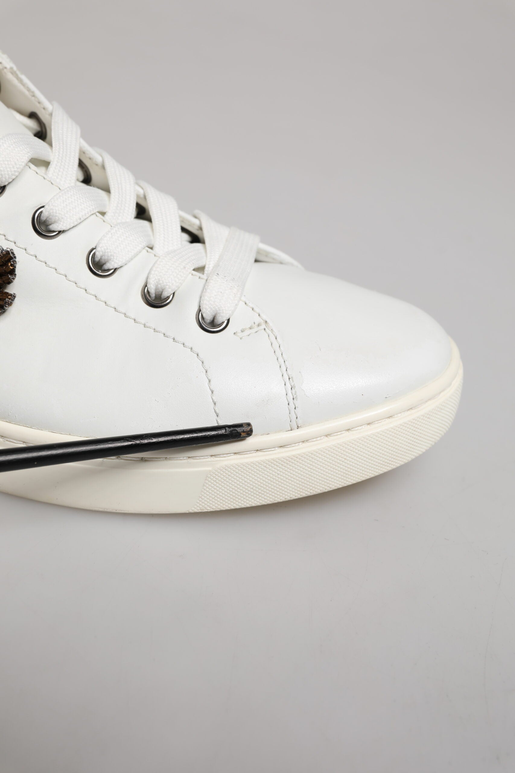 Chaussures hommes Dolce & Gabbana, sneakers sacré cœur blancs et argentés avec détails élégants et design moderne.