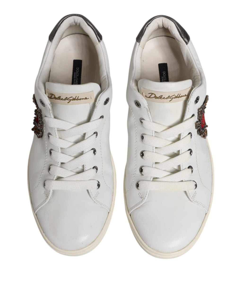 Sneakers pour hommes Dolce & Gabbana blanches avec détails argentés et motif de cœur sacré, chaussures de mode élégantes.