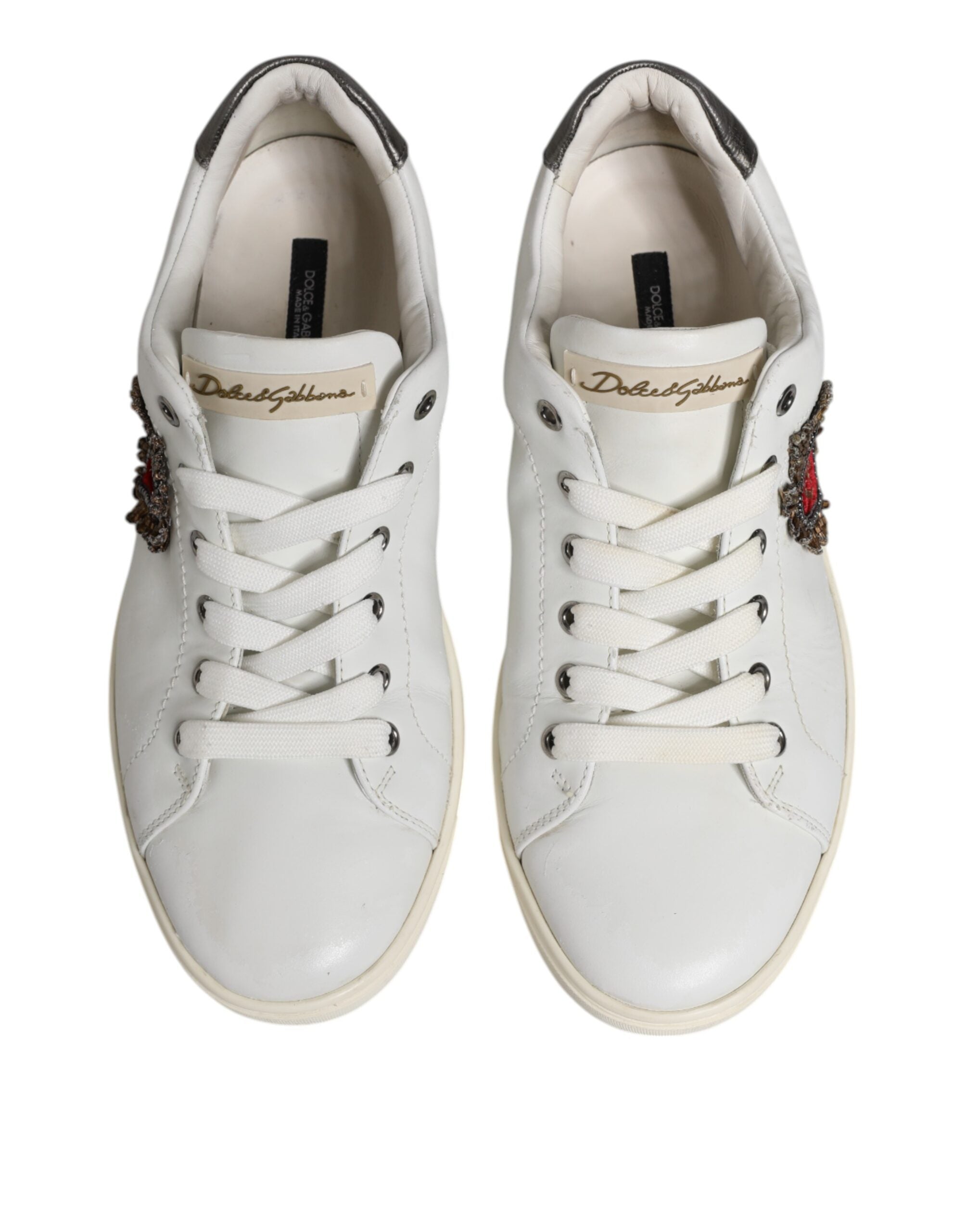 Sneakers pour hommes Dolce & Gabbana blanches avec détails argentés et motif de cœur sacré, chaussures de mode élégantes.