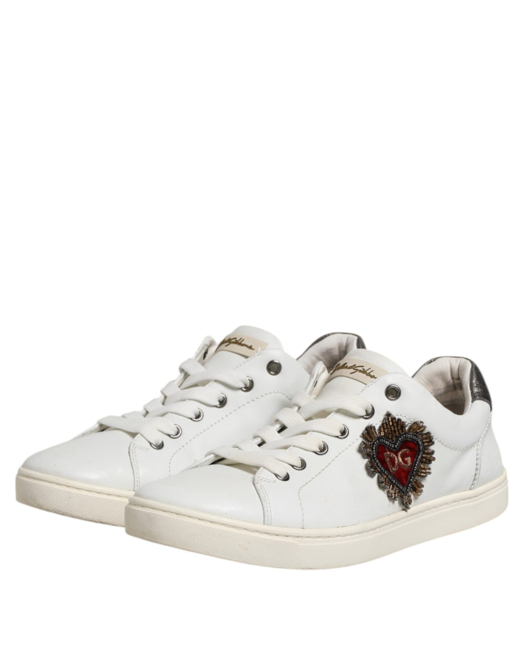 Chaussures de sport Dolce & Gabbana blanches et argentées, baskets pour hommes avec cœur sacré, style élégant et moderne.