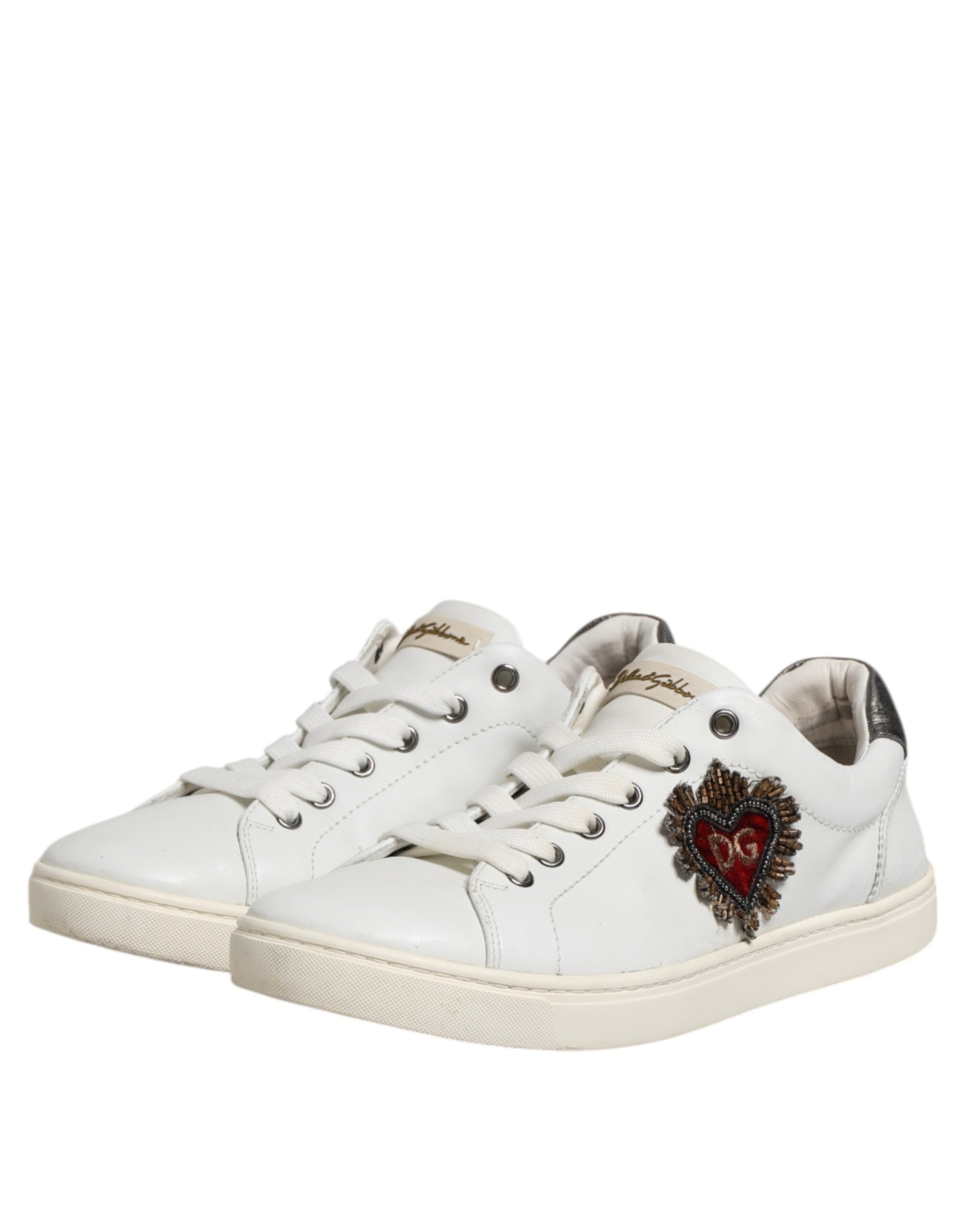 Chaussures de sport Dolce & Gabbana blanches et argentées, baskets pour hommes avec cœur sacré, style élégant et moderne.