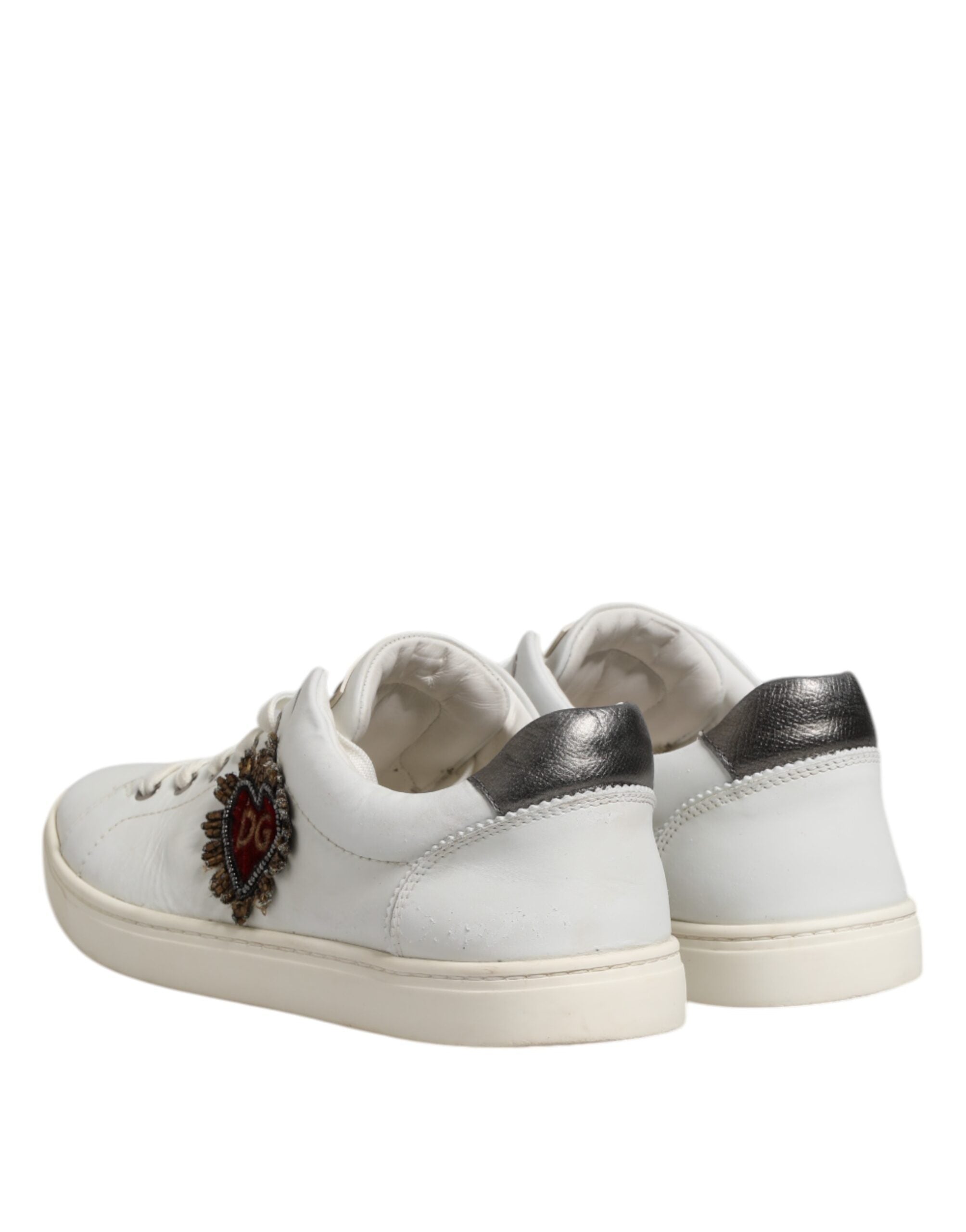 Chaussures hommes Dolce & Gabbana Sacred Heart blanches avec détails argentés, sneakers en cuir élégants et modernes.