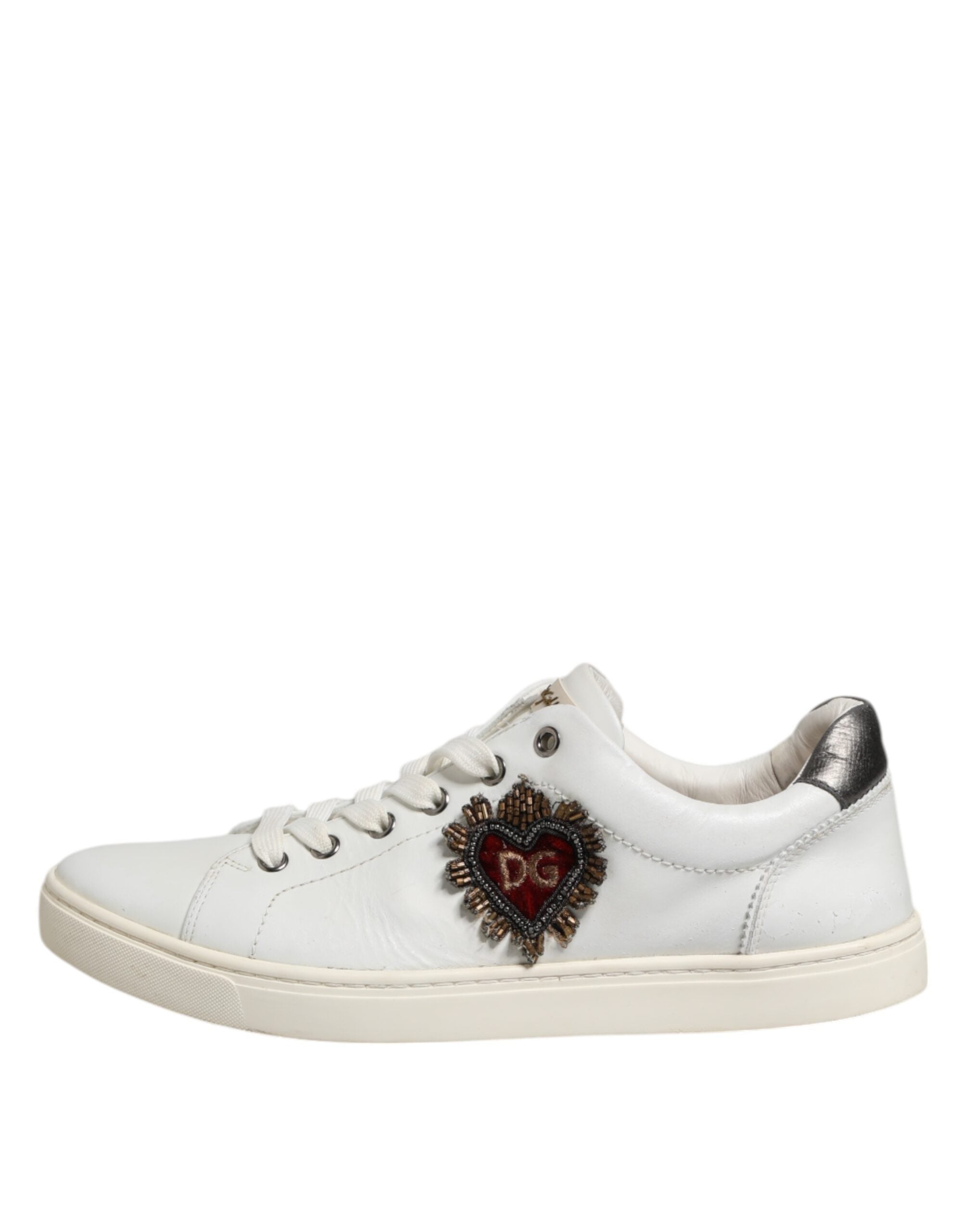 Chaussures sneakers hommes Dolce & Gabbana blanches avec cœur sacré argenté, design élégant et tendance.