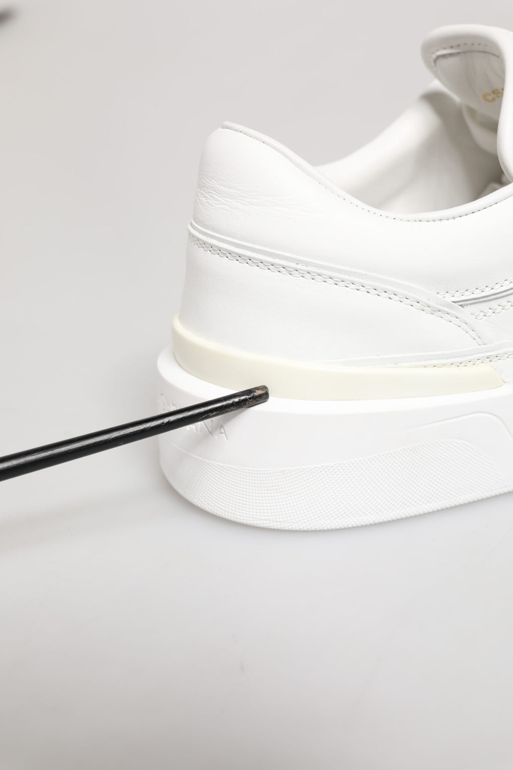 Chaussures basses en cuir blanc Dolce & Gabbana Miami, sneakers élégants pour un style décontracté et tendance.