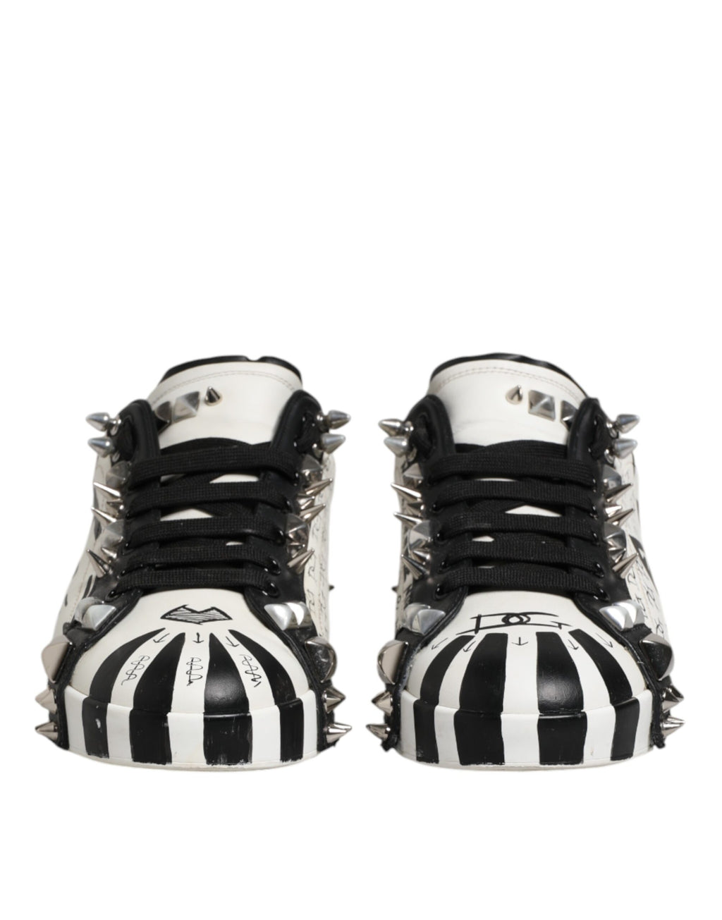 Chaussures basses Dolce & Gabbana noires et blanches avec clous, baskets en cuir à talon plat, style tendance et élégant.
