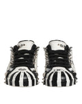 Chaussures basses Dolce & Gabbana noires et blanches avec clous, baskets en cuir à talon plat, style tendance et élégant.