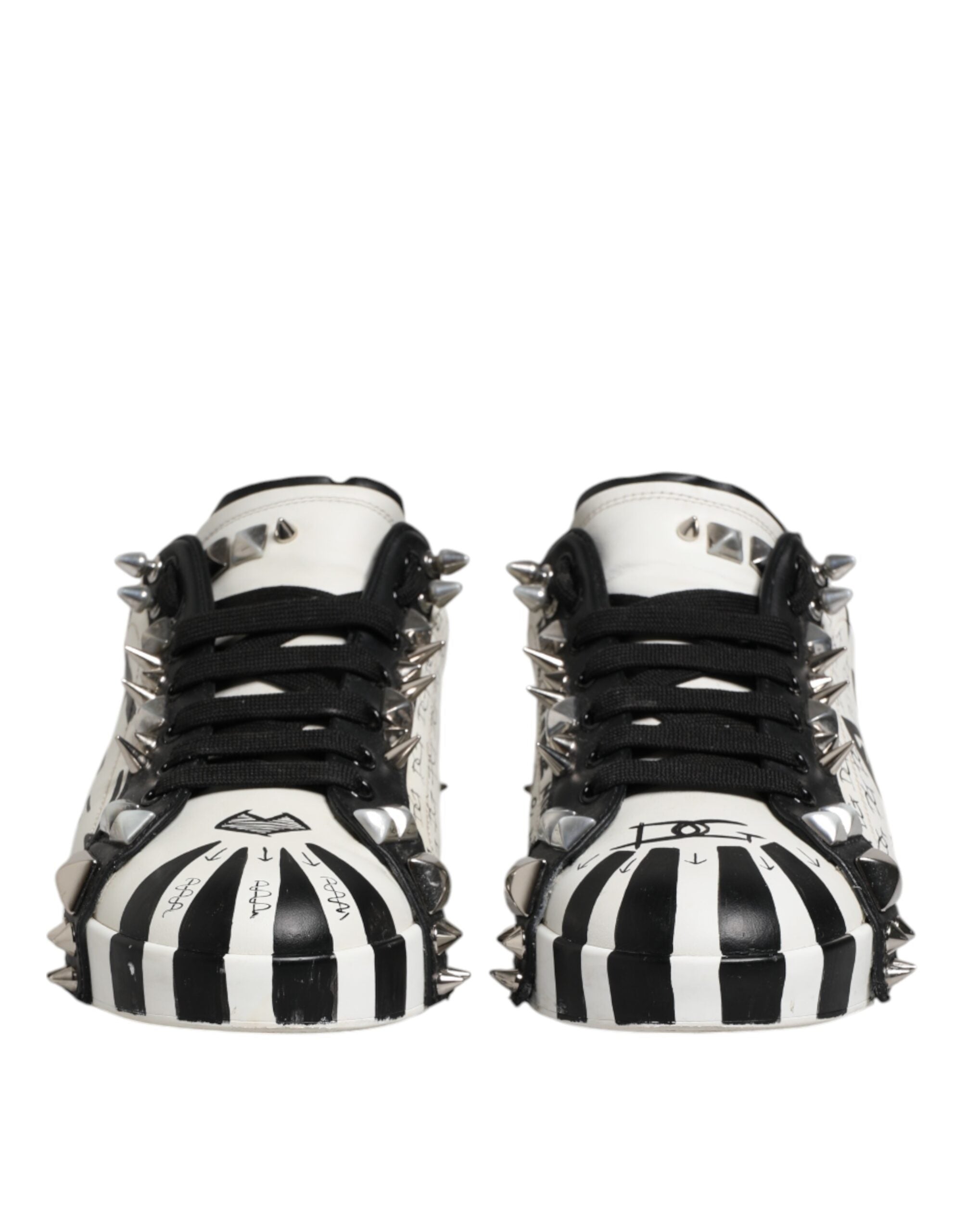 Chaussures basses Dolce & Gabbana noires et blanches avec clous, baskets en cuir à talon plat, style tendance et élégant.