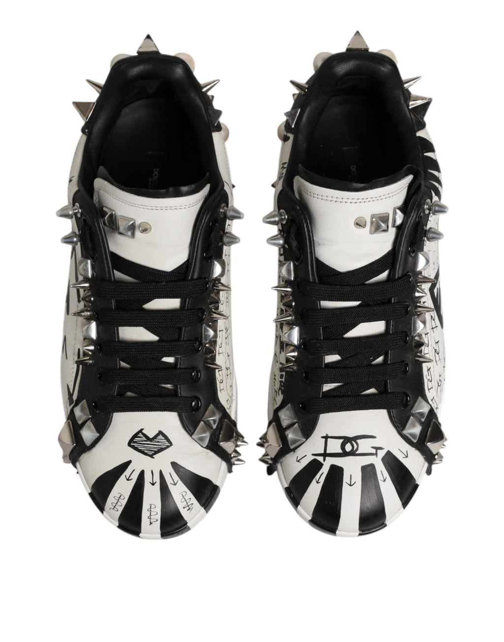 Chaussures sneakers basses Dolce & Gabbana noires et blanches avec studs, vue de face.