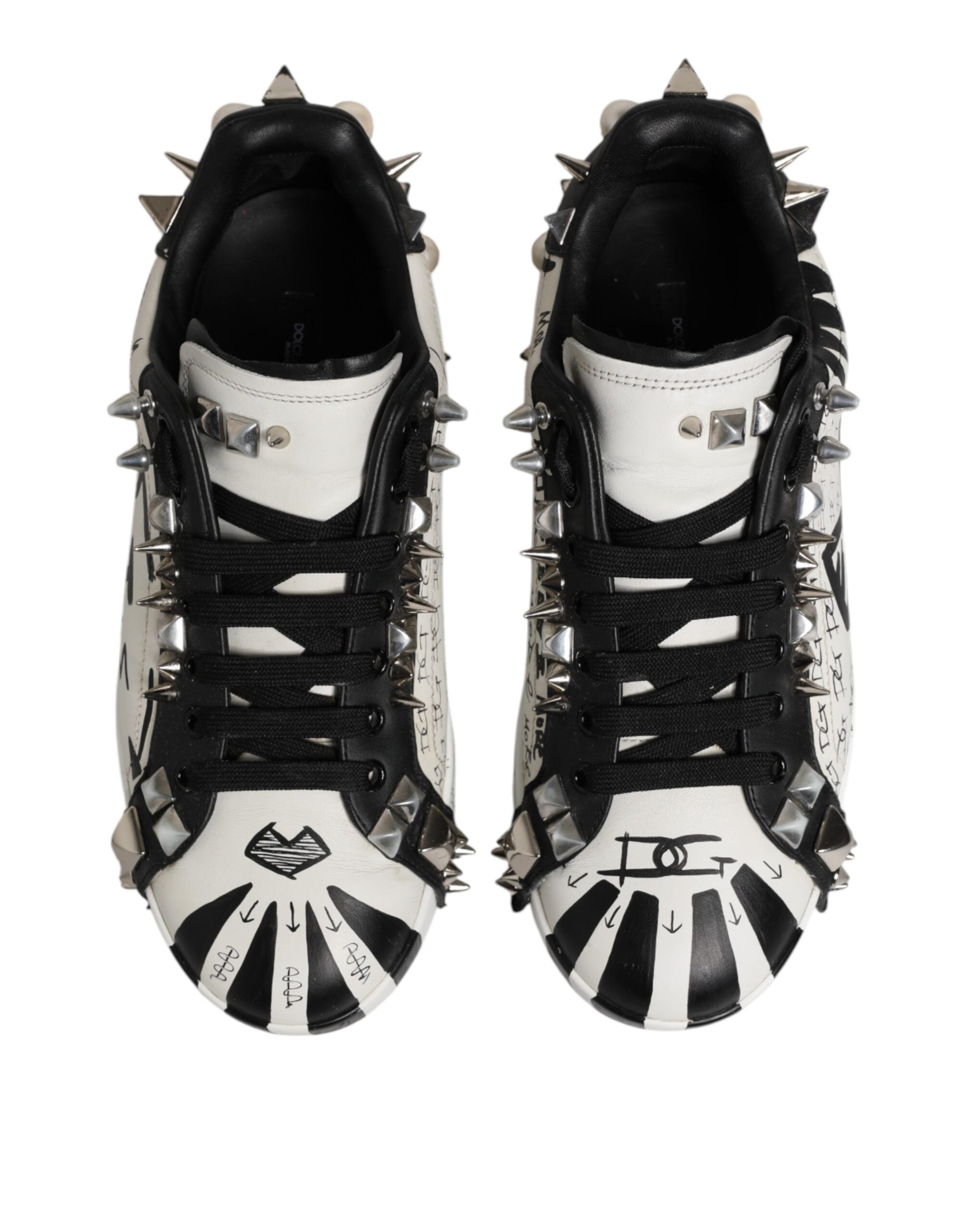 Chaussures sneakers basses Dolce & Gabbana noires et blanches avec studs, vue de face.