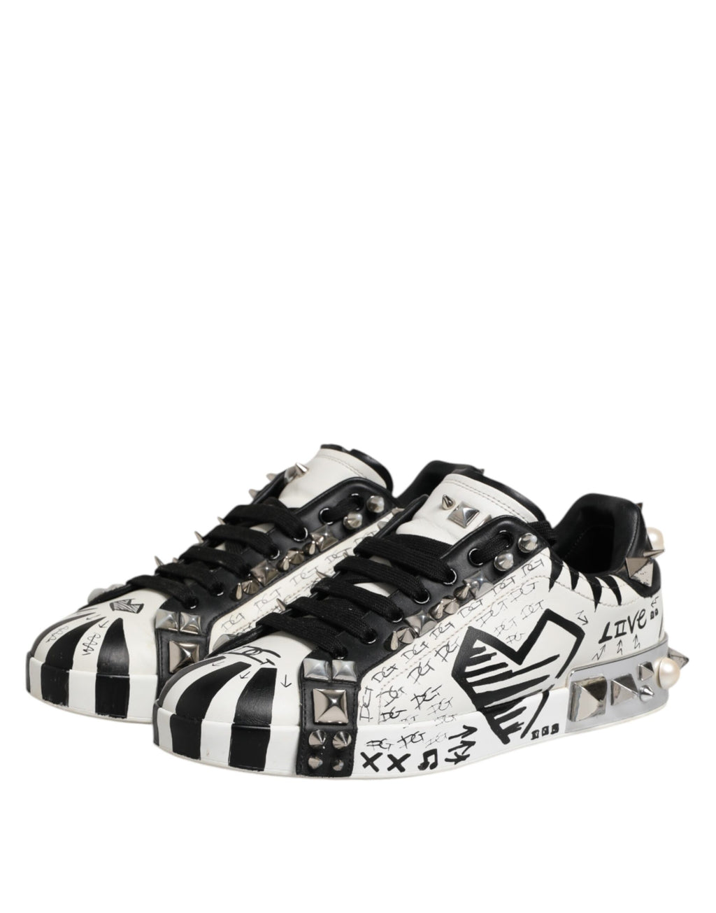 Chaussures basses Dolce & Gabbana noires et blanches à clous, baskets en cuir avec design tendance et détails stylés.