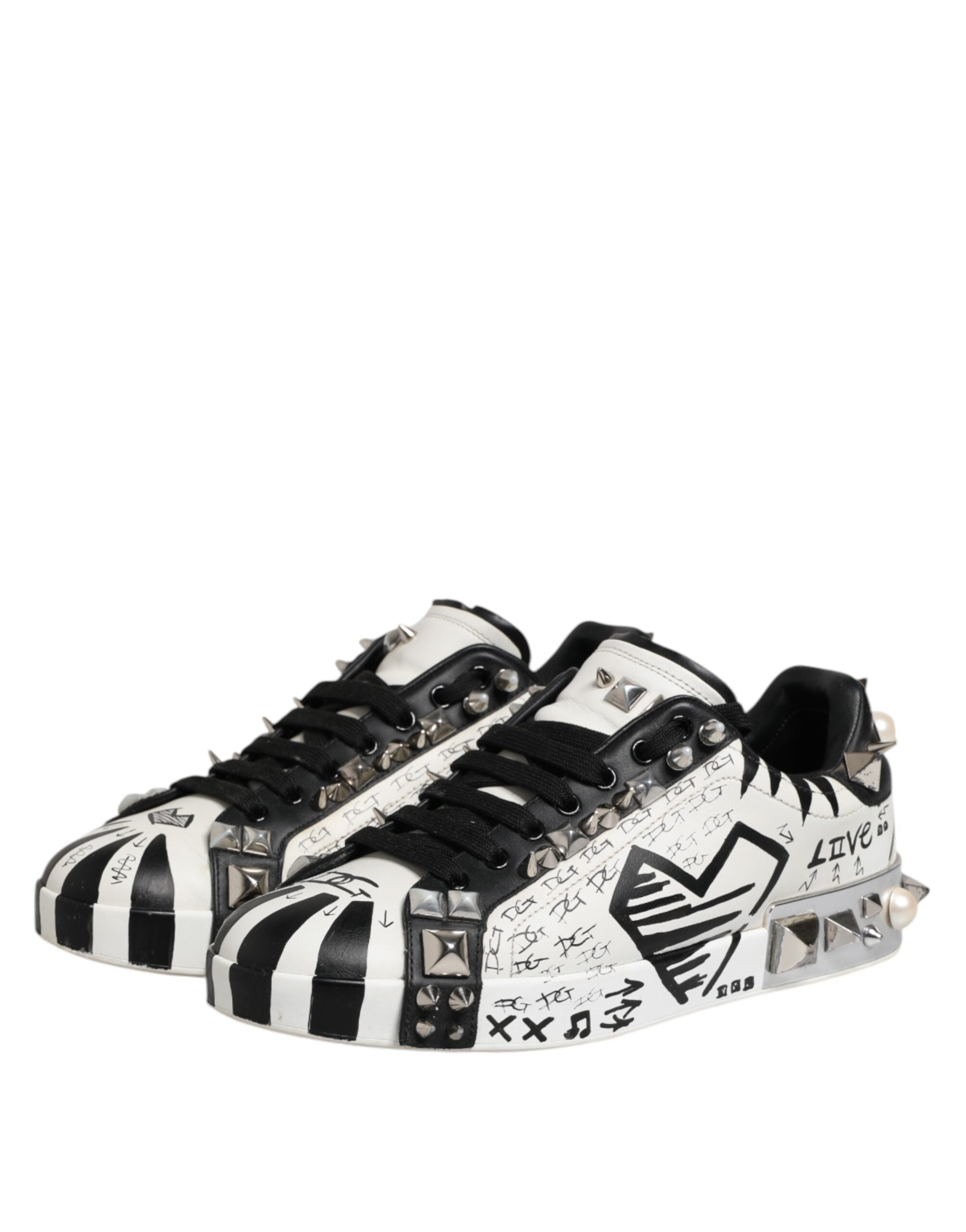 Chaussures basses Dolce & Gabbana noires et blanches à clous, baskets en cuir avec design tendance et détails stylés.