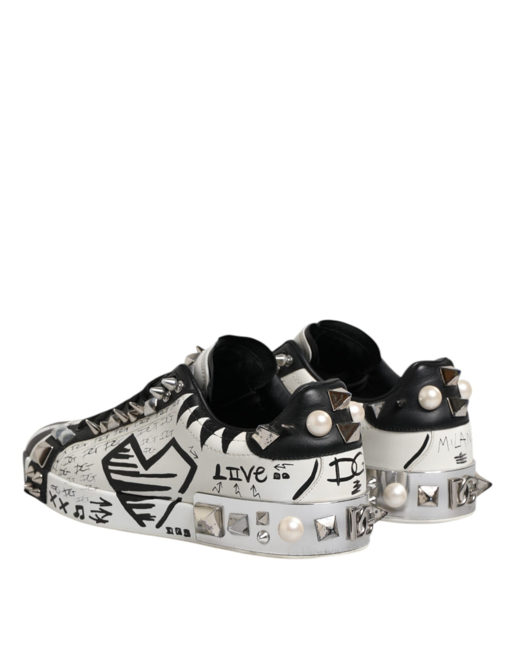 Chaussures Dolce & Gabbana sneakers basses noires et blanches à clous, style élégant et moderne, vue de face.