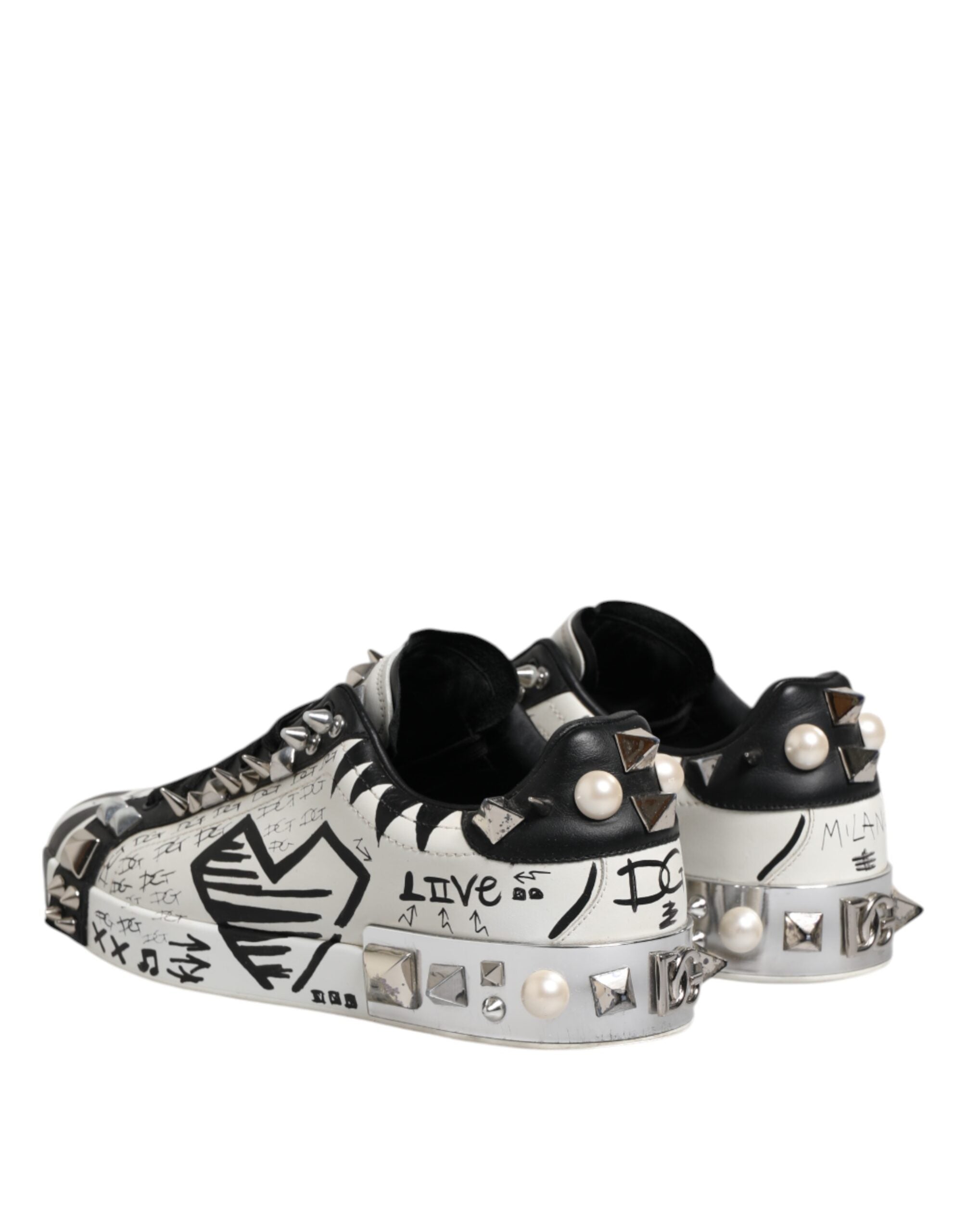 Chaussures Dolce & Gabbana sneakers basses noires et blanches à clous, style élégant et moderne, vue de face.