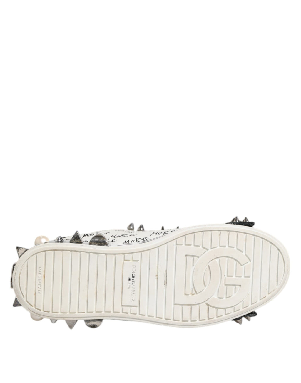 Chaussures sneakers basses Dolce & Gabbana noires et blanches avec clous, vue de face, en cuir avec détails stylés.
