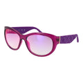 Lunettes de soleil en plastique violet de la marque Guess, avec monture élégante et design tendance.