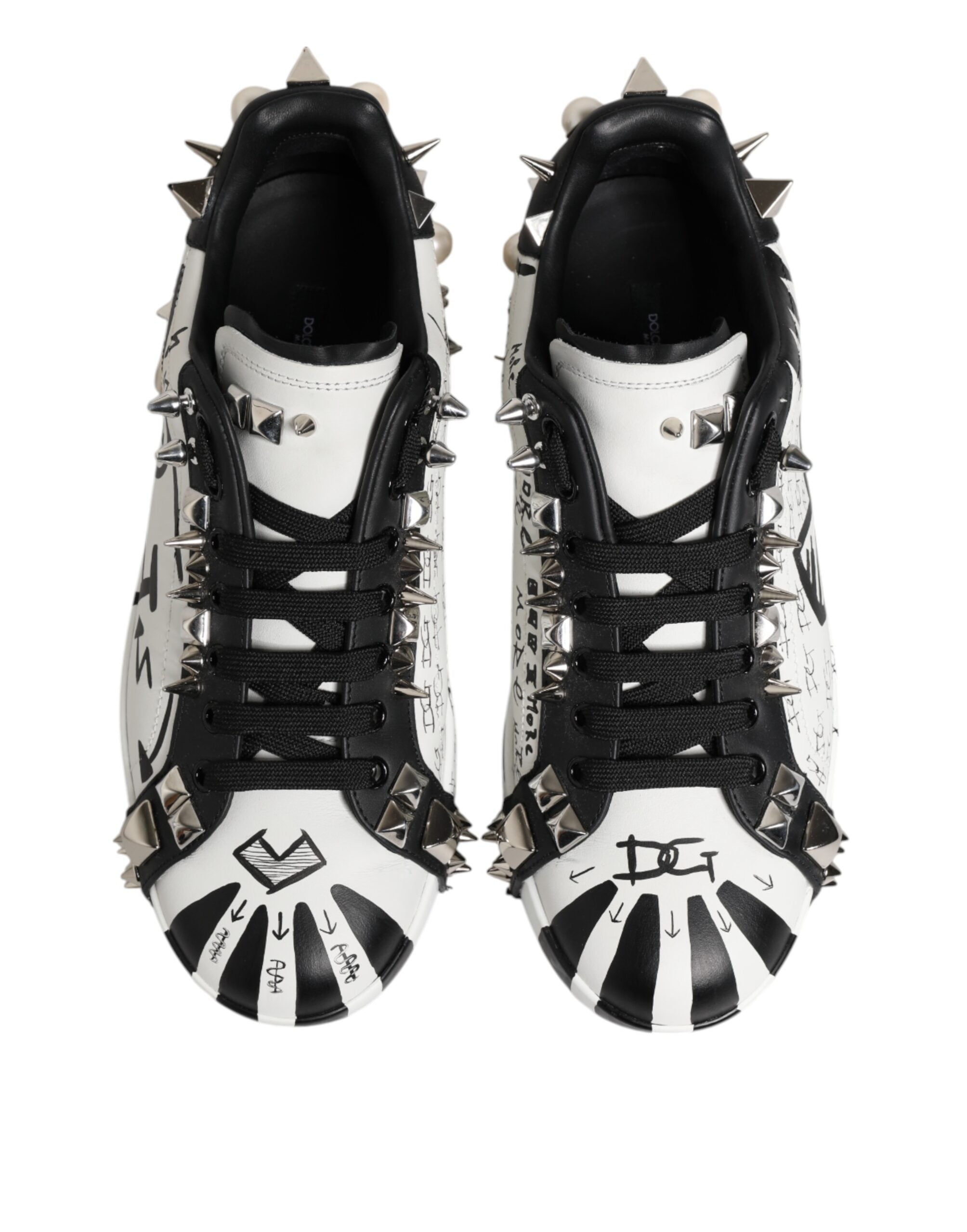 Chaussures basses Dolce & Gabbana noires et blanches à clous, sneakers élégants en cuir avec semelle blanche.