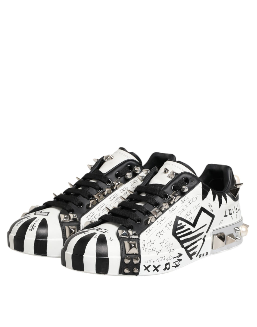 Chaussures sneakers basses Dolce & Gabbana noires et blanches avec clous, en cuir, mode élégante et tendance.