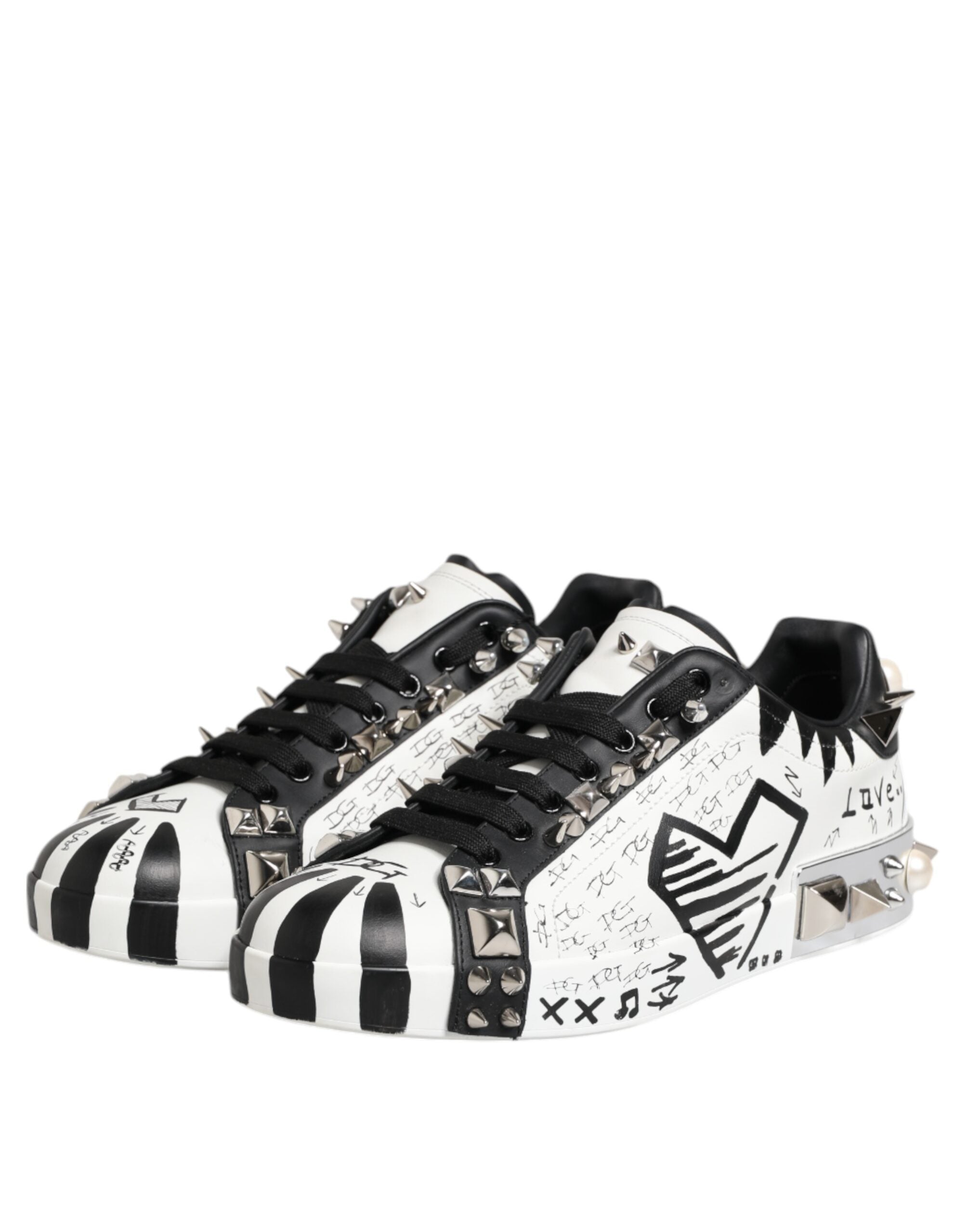 Chaussures sneakers basses Dolce & Gabbana noires et blanches avec clous, en cuir, mode élégante et tendance.