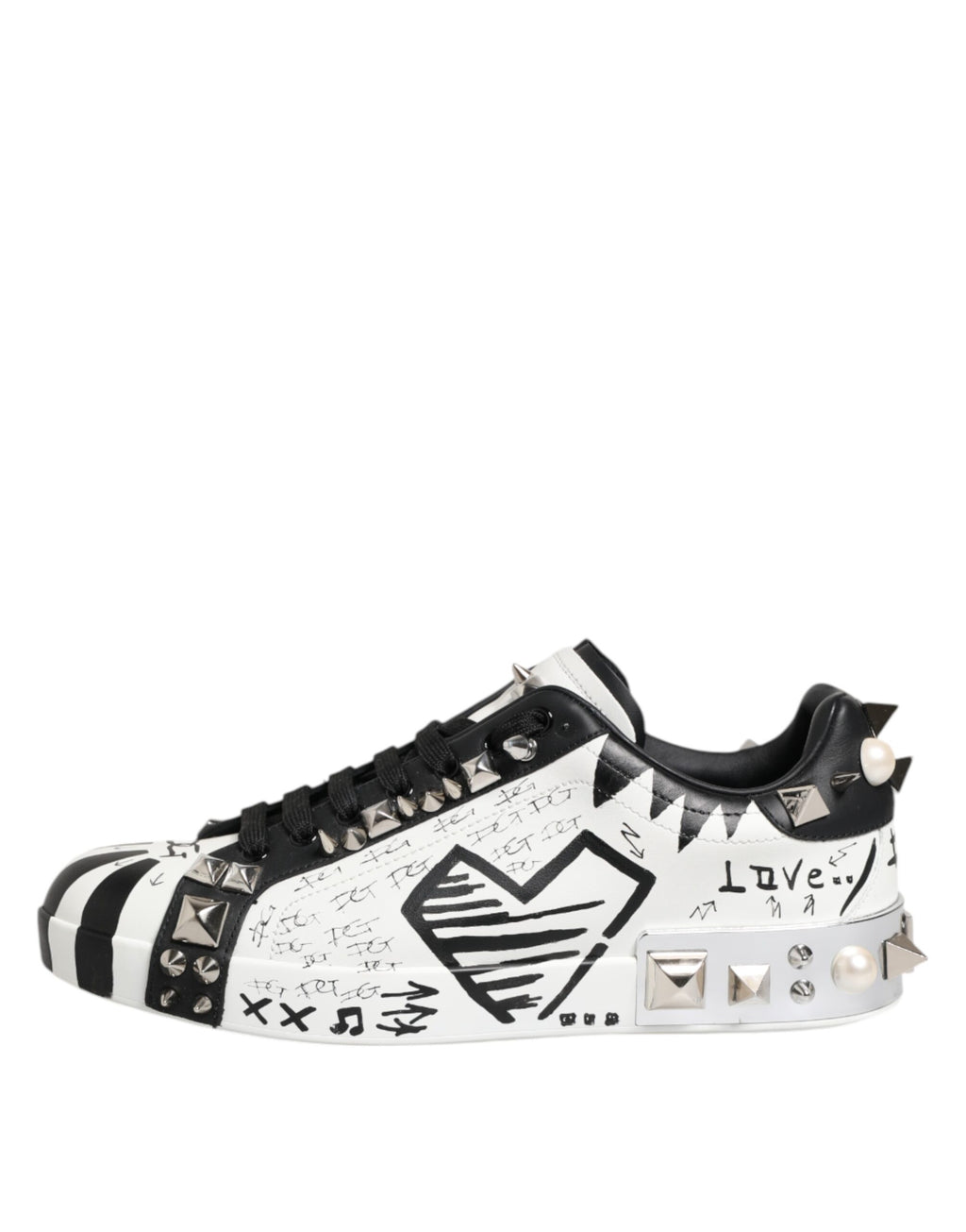 Chaussures sneakers basses Dolce & Gabbana noires et blanches à clous, vue de face.