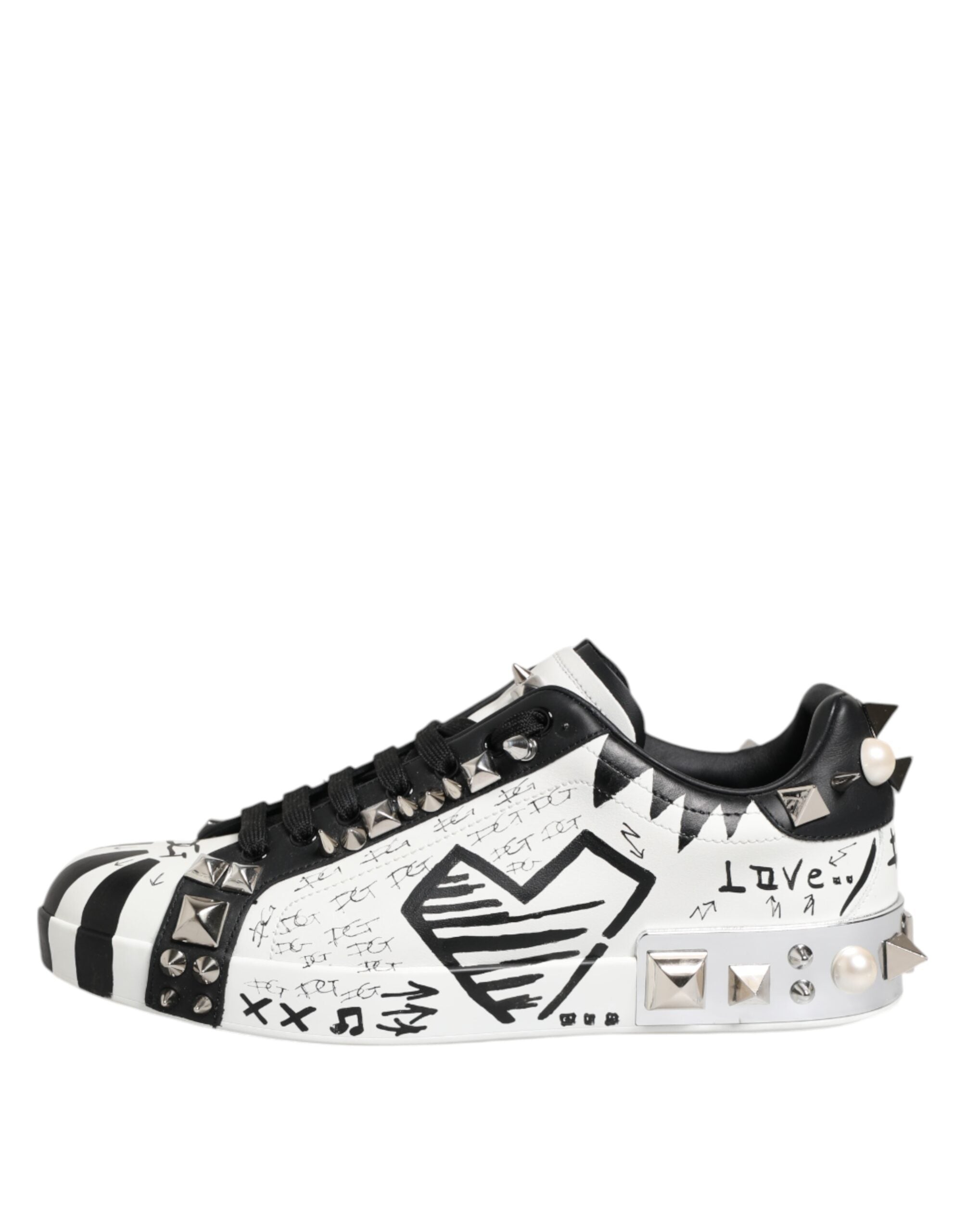 Chaussures sneakers basses Dolce & Gabbana noires et blanches à clous, vue de face.