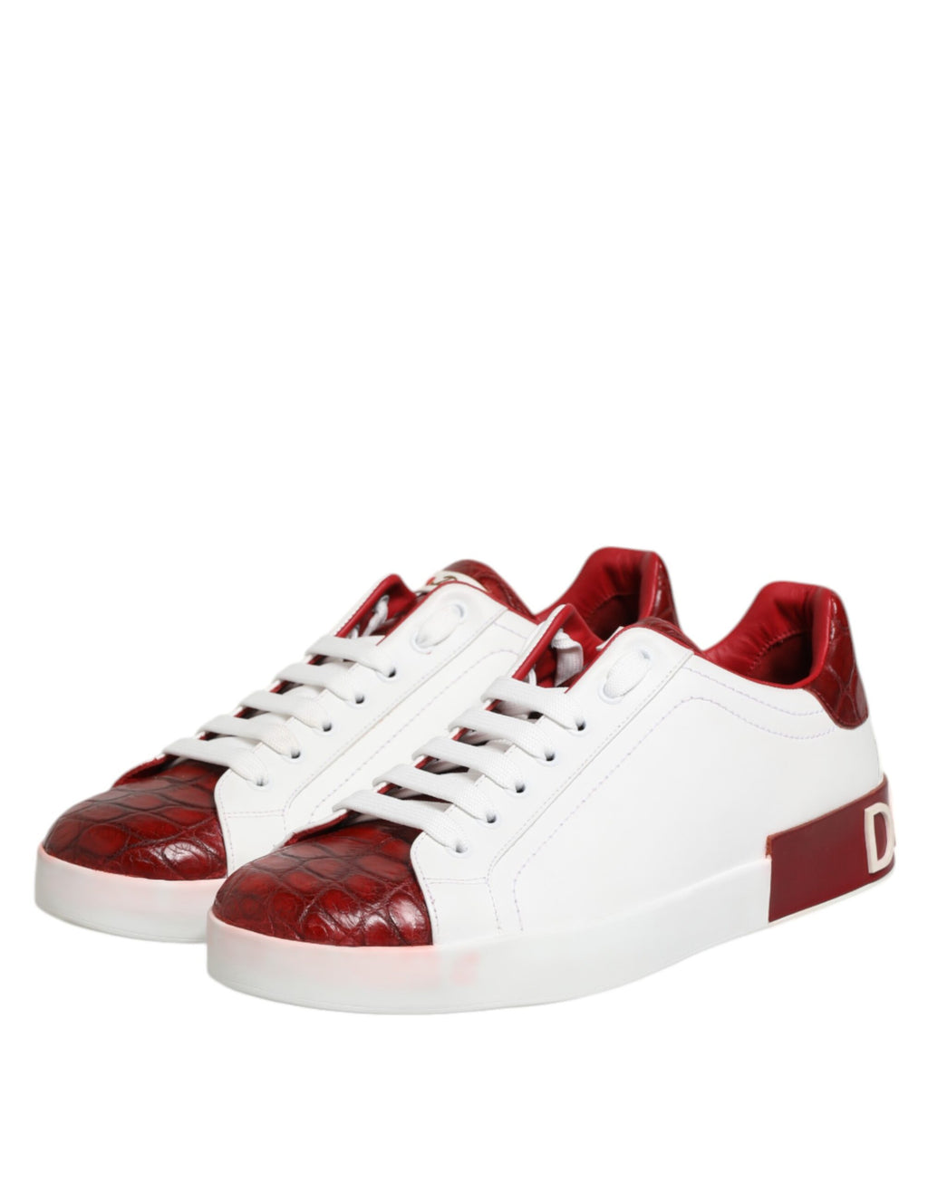 Chaussures de sneakers blanches et rouges en cuir Dolce & Gabbana avec lacets, vue de face.