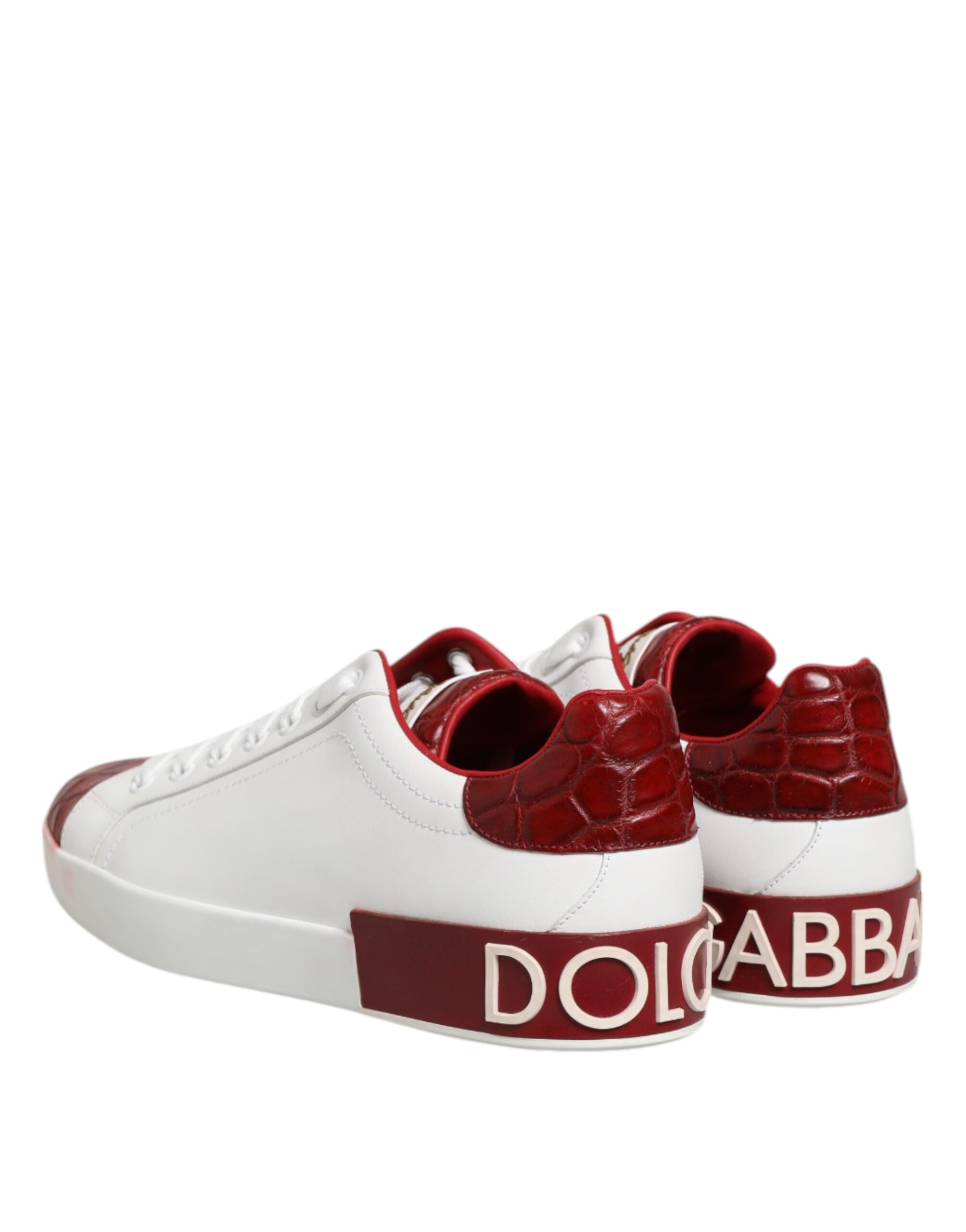 Chaussures sneakers blanches et rouges en cuir Dolce & Gabbana avec lacets, vue de côté.