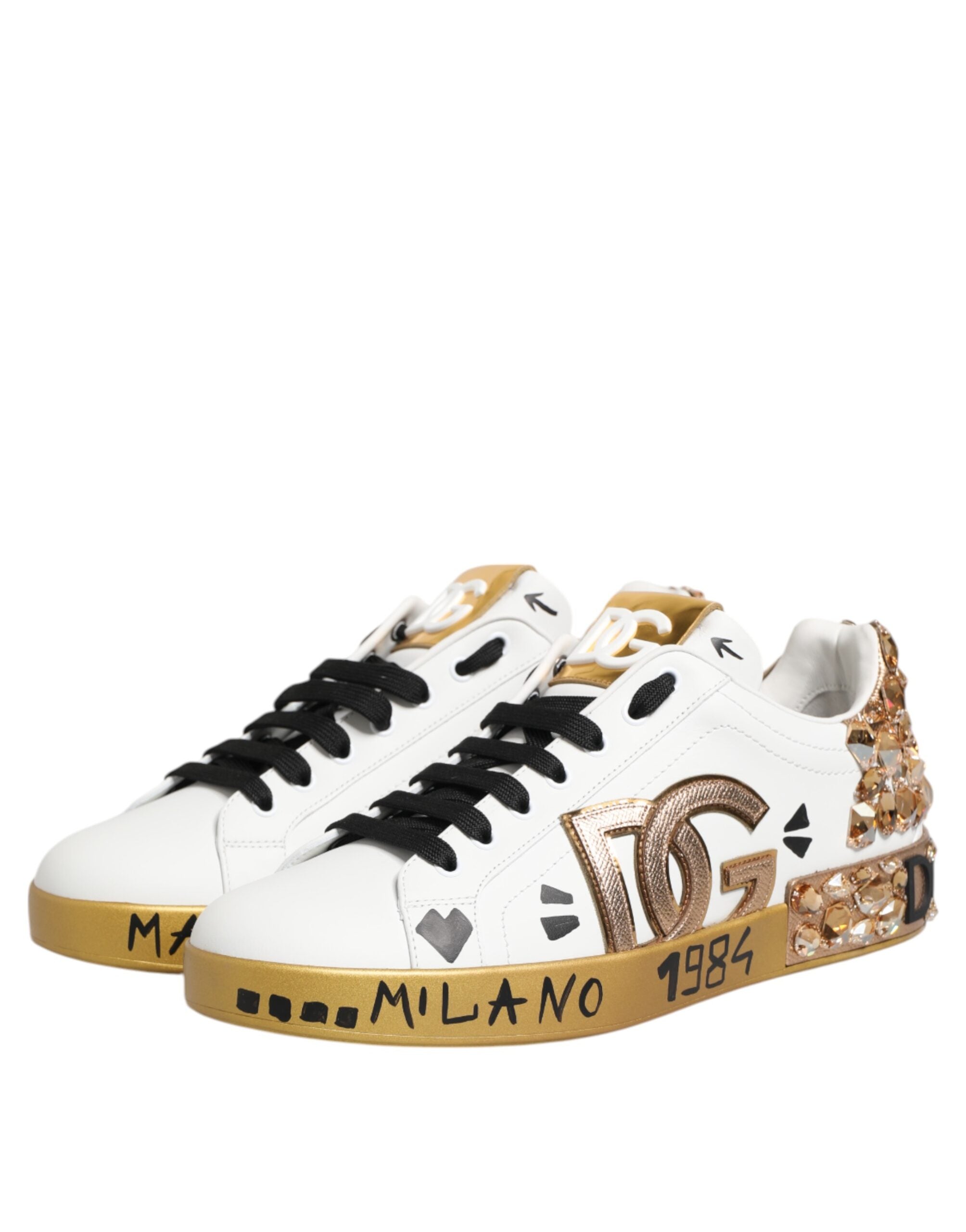 Baskets Portofino Dolce & Gabbana blanches en or blanc avec cristaux, vue de côté, chaussures élégantes en cuir et détails brillants.