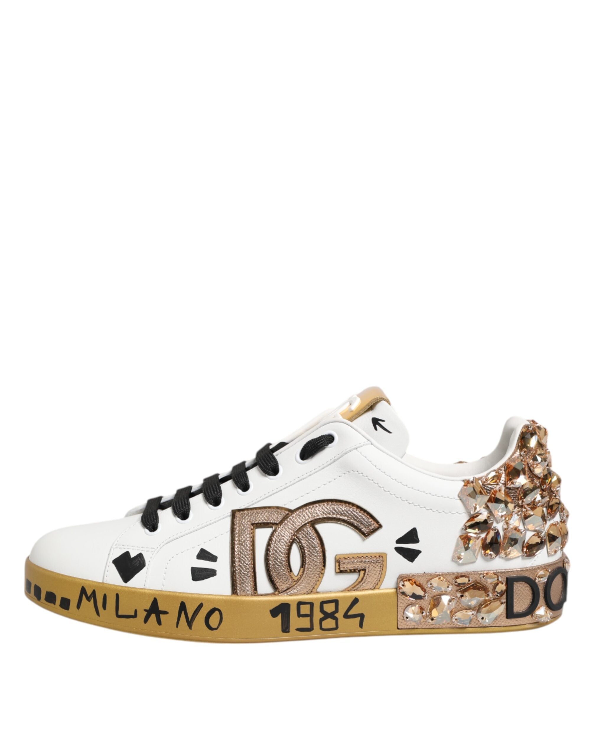 Chaussures portofino blanches Dolce & Gabbana avec cristaux, sneakers en or blanc, détails élégants et design tendance.