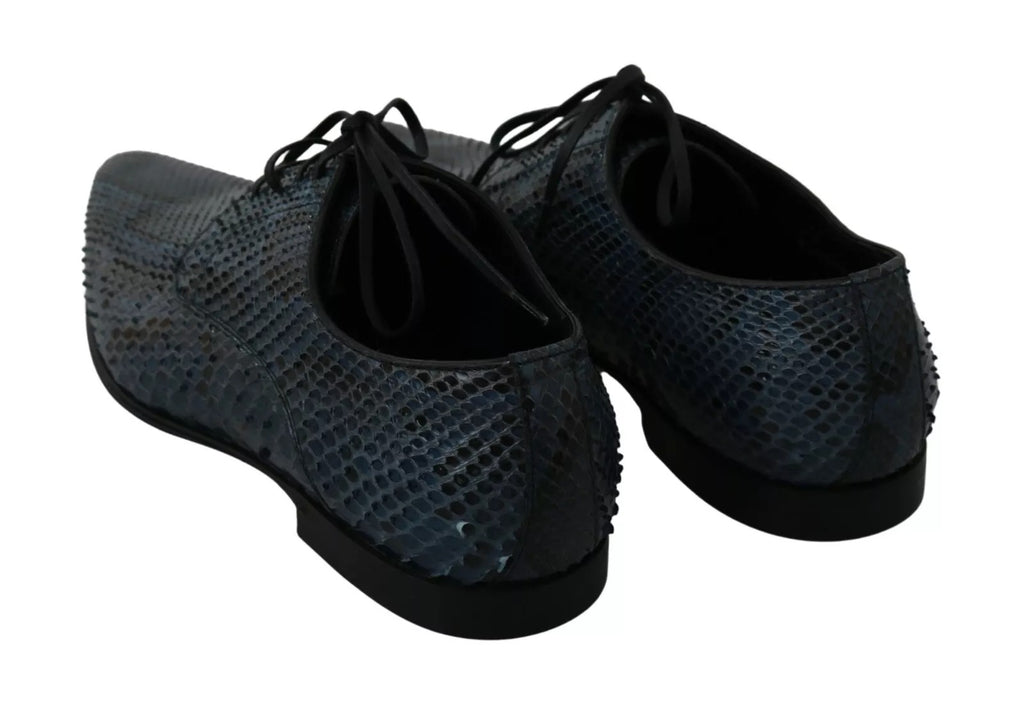 Chaussures en cuir de python bleu de Dolce & Gabbana, élégantes et sophistiquées, avec motif serpent visible.